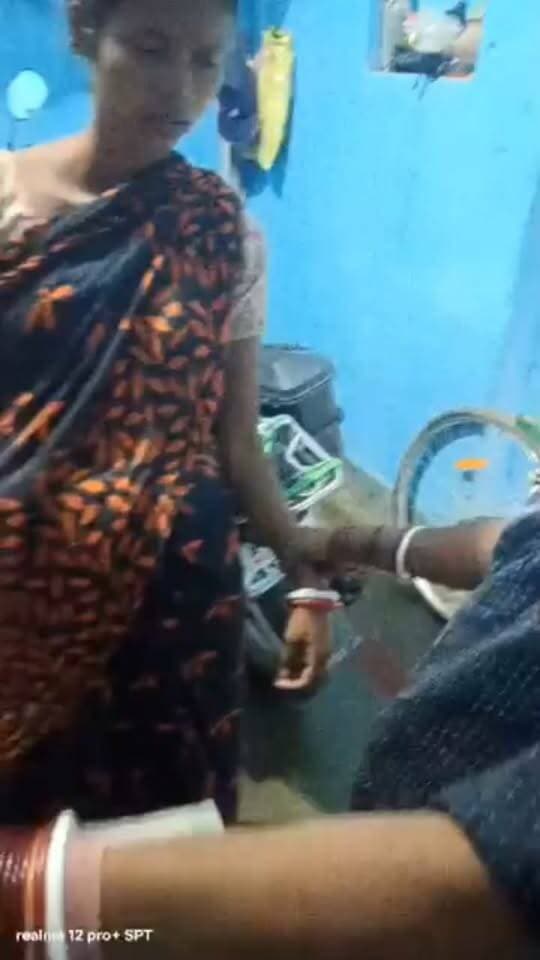 जयनगर के मुसौवा में घर के अंदर महिला की संदिग्ध गतिविधि को लेकर मचा हड़कंप! घरवालों के पकड़ने के बाद सड़क पर हुआ जमकर हंगामा।