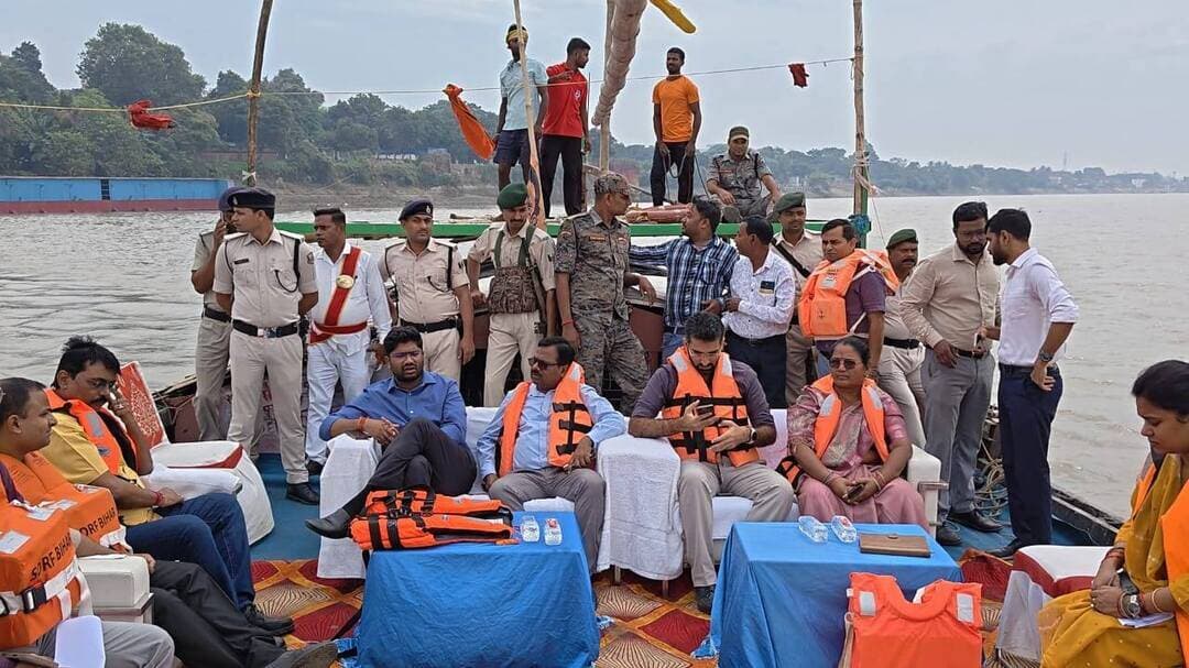 आगामी छठ महापर्व के अवसर पर श्रद्धालुओं की सुरक्षा एवं घाटों पर आवश्यक सुविधाओं की उपलब्धता सुनिश्चित करने के उद्देश्य से आज जिलाधिकारी निखिल धनराज निप्पाणीकर ने नाव से गंगा नदी के विभिन्न छठ घाटों का स्थलीय निरीक्षण किया। इस दौरान उन्होंने घाटों पर साफ-सफाई की स्थिति, सुरक्षा व्यवस्था तथा खतरनाक घाटों का जायजा लेते हुए संबंधित पदाधिकारियों को आवश्यक तैयारियां समय से पूर्ण करने के निर्देश दिए। निरीक्षण के दौरान अपर समाहर्ता सुमन कुमार साह, नगर आयुक्त पार्थ गुप्ता, महापौर श्रीमती कुमकुम देवी, उप विकास आयुक्त अजीत कुमार सिंह सहित अन्य संबंधित पदाधिकारी उपस्थित थे।
निरीक्षण के क्रम में जिलाधिकारी ने बबुआ घाट, जेल घाट, कष्टहरणी घाट, जहाज घाट, सोझी घाट, बेलन घाट, दोमंठा घाट सहित अन्य घाटों का अवलोकन किया। उन्होंने घाटों पर फैली गंदगी को तत्काल हटाने तथा नियमित साफ-सफाई सुनिश्चित करने का निर्देश दिया। साथ ही, खतरनाक घाटों को चिह्नित कर वहां बैरिकेडिंग कराने और श्रद्धालुओं के आवागमन को प्रतिबंधित करने के लिए आवश्यक कार्रवाई करने को कहा, ताकि पर्व के दौरान किसी भी प्रकार की अप्रिय घटना की आशंका को कम किया जा सके। जिलाधिकारी ने नगर आयुक्त को सभी घाटों पर बैरिकेडिंग, पर्याप्त प्रकाश व्यवस्था, साफ-सफाई एवं अन्य बुनियादी सुविधाओं की उपलब्धता सुनिश्चित करने का निर्देश दिया। उन्होंने कहा कि छठ महापर्व को देखते हुए सभी संबंधित विभाग अभी से तैयारियां प्रारंभ कर दें तथा घाटों पर सुरक्षा एवं सुविधा से जुड़ी व्यवस्थाओं को प्राथमिकता के आधार पर पूरा करें। श्रद्धालुओं की सुविधा और सुरक्षा प्रशासन की सर्वोच्च प्राथमिकता है। जिला प्रशासन ने छठव्रती एवं श्रद्धालुओं से अपील किया है कि निर्धारित सुरक्षित घाटों पर ही अर्घ्य अर्पित करें तथा प्रशासन द्वारा चिह्नित खतरनाक घाटों पर जाने से बचें। पर्व को सुरक्षित एवं शांतिपूर्ण ढंग से संपन्न कराने में प्रशासन का सहयोग करें।
#BiharGovernment
#CMSamrat
#samratchoudhary
#samratforbihar