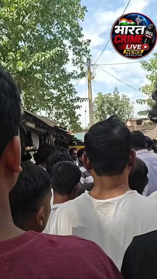 खाद दुकान पर छापेमारी करने गए BDO पर हमला, स्वच्छता पदाधिकारी भी पीटे गए; वीडियो वायरल।
कटिहार, 28 अक्टूबर 2026
बिहार के कटिहार जिले के अमदाबाद प्रखंड के वैदा पंचायत में खाद दुकान की जांच करने पहुंचे प्रखंड विकास पदाधिकारी और स्वच्छता पदाधिकारी पर दुकानदार और उसके समर्थकों ने हमला कर दिया। दोनों अधिकारियों की जमकर पिटाई की गई, जिसका वीडियो सोशल मीडिया पर तेजी से वायरल हो रहा है।
जानकारी के अनुसार, BDO रणबीर कुमार को गुप्त सूचना मिली थी कि वैदा पंचायत में एक खाद दुकान पर अवैध रूप से मिलावटी खाद बेची जा रही है। सूचना के आधार पर वे अपनी टीम के साथ स्वच्छता पदाधिकारी को लेकर छापेमारी करने पहुंचे थे। इसी दौरान दुकानदार और उसके समर्थकों ने टीम पर हमला बोल दिया।
मारपीट की इस घटना को किसी स्थानीय व्यक्ति ने मोबाइल में रिकॉर्ड कर लिया। वीडियो में साफ देखा जा सकता है कि दुकानदार किस तरह अधिकारियों के साथ बदसलूकी और मारपीट कर रहा है।
घटना के बाद BDO ने अमदाबाद थाने में लिखित शिकायत दर्ज कराई है। पुलिस ने मामला दर्ज कर आरोपियों की गिरफ्तारी के लिए छापेमारी शुरू कर दी है।
फिलहाल पुलिस पूरे मामले की जांच कर रही है और फरार दुकानदार व उसके समर्थकों की तलाश में जुटी है।