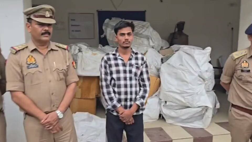 मऊ में 10.78 लाख के अवैध पटाखे बरामद, आरोपी दीपक कुमार गिरफ्तार; 768 किलो पटाखों का जखीरा मिला