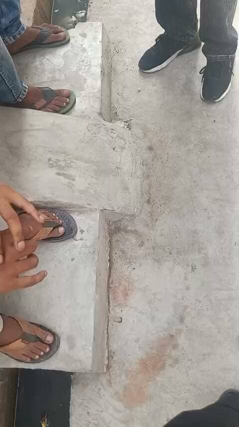 🚨 मेरठ: लिसाड़ी गेट क्षेत्र में कथित नशे के कारोबार का वीडियो वायरल!
मेरठ के तारापुरी गली नंबर-9 में चरस और गांजे की कथित बिक्री का वीडियो वायरल होने का दावा किया जा रहा है। स्थानीय लोग परेशान हैं और पुलिस से कार्रवाई की मांग कर रहे हैं। अब देखना होगा कि पुलिस इस मामले में क्या कदम उठाती है।
#मेरठ #लिसाड़ीगेट #तारापुरी #वीडियोवायरल #मेरठपुलिस #बुलन्दवाणी