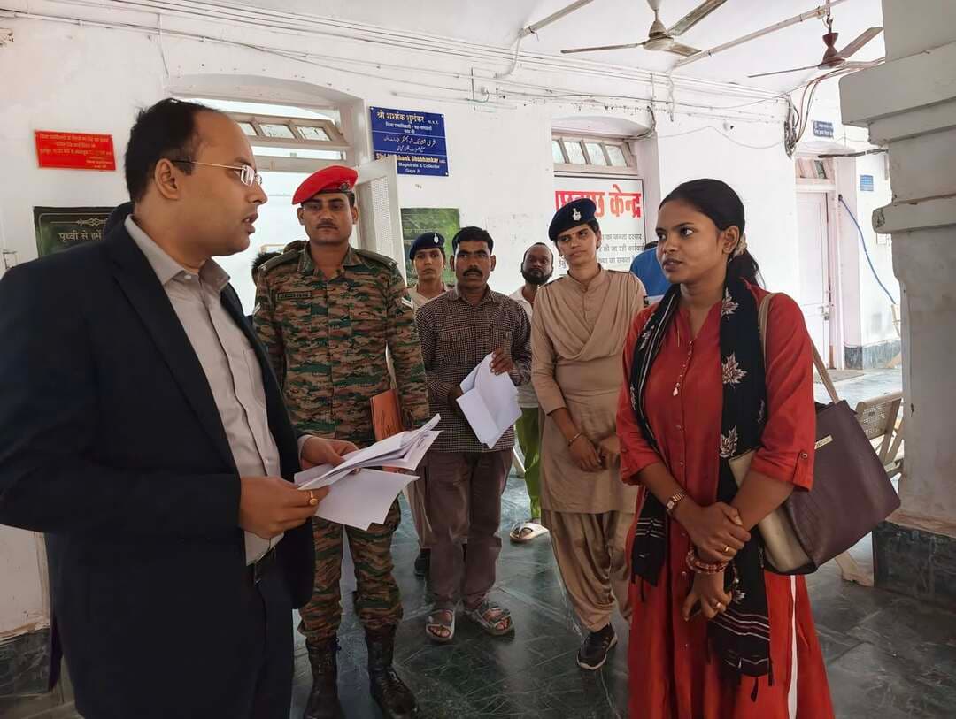*ज़िला पदाधिकारी ने जनता दरबार में सुनी आमजनों की समस्याएँ*
*समस्याओं का हुआ ऑन द स्पॉट निवारण*
*जनता दरबार में प्राप्त आवेदनों को प्राथमिकता स्तर पर निष्पादन हेतु पदाधिकारियों को दिया निर्देश*
गया, 29 अक्टूबर 2026, जिलाधिकारी, गया श्री शशांक शुभंकर ने समाहरणालय में आये अनेकों फरियादियों को देख उनकी समस्याओं को सुना गया। जिले के विभिन्न प्रखंडों से आए लगभग 32 से अधिक आमजनों की समस्याएँ सुनीं गयी।
इस अवसर पर भूमि विवाद, आवास योजना, स्वास्थ्य सेवाओं से जुड़ी शिकायतें, पेंशन योजना, मुआवजा, आरटीपीएस, शिक्षा विभाग से संबंधित विषयों समेत अन्य मामलों को लोगों ने जिलाधिकारी के समक्ष रखा।
ज़िला पदाधिकारी ने उपस्थित अधिकारियों को संबंधित प्रकरणों का त्वरित एवं निष्पक्ष निपटारा सुनिश्चित करने के निर्देश दिए। उन्होंने कहा कि जनता की समस्याओं का समयबद्ध समाधान जिला प्रशासन की प्राथमिकता है और प्रत्येक विभागीय पदाधिकारी इस दिशा में गंभीरता से कार्य करें।
Information & Public Relations Department, Government of Bihar CMO Bihar Samrat Choudhary DD News Bihar Press Information Bureau - PIB, Government of India Department of Agriculture, Government of Bihar