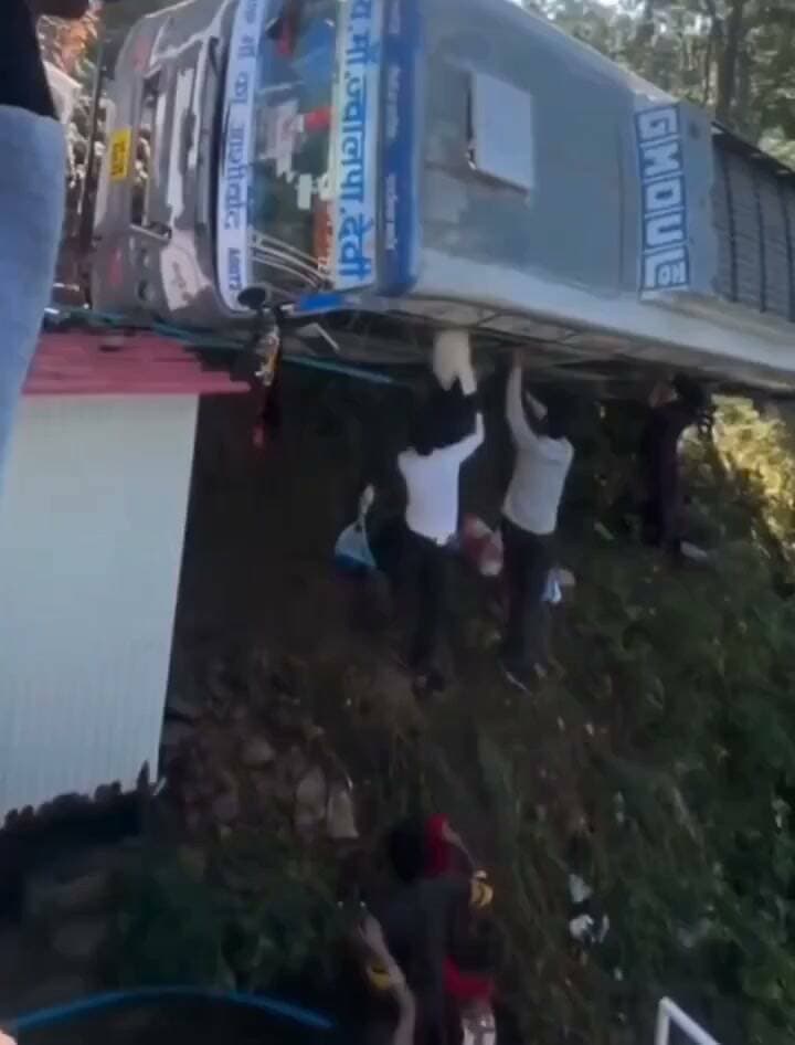 गुमखाल में खाई की ओर लटकी GMOU बस, अंदर मची चीख-पुकार; स्थानीय लोगों ने किया रेस्क्यू
। पौड़ी जनपद के गुमखाल क्षेत्र का बताया जा रहा एक वीडियो सामने आया है, जिसमें GMOU की बस सड़क से नीचे खाई की ओर लटकी दिखाई दे रही है। बताया जा रहा है कि आनन-फानन में स्थानीय लोगों ने मौके पर पहुंचकर यात्रियों को बचाने में मदद की। हालांकि, घटना के स्थान, कारणों और यात्रियों की स्थिति की आधिकारिक पुष्टि अभी नहीं हो पाई है।
#trendingreels #viralreelschallenge