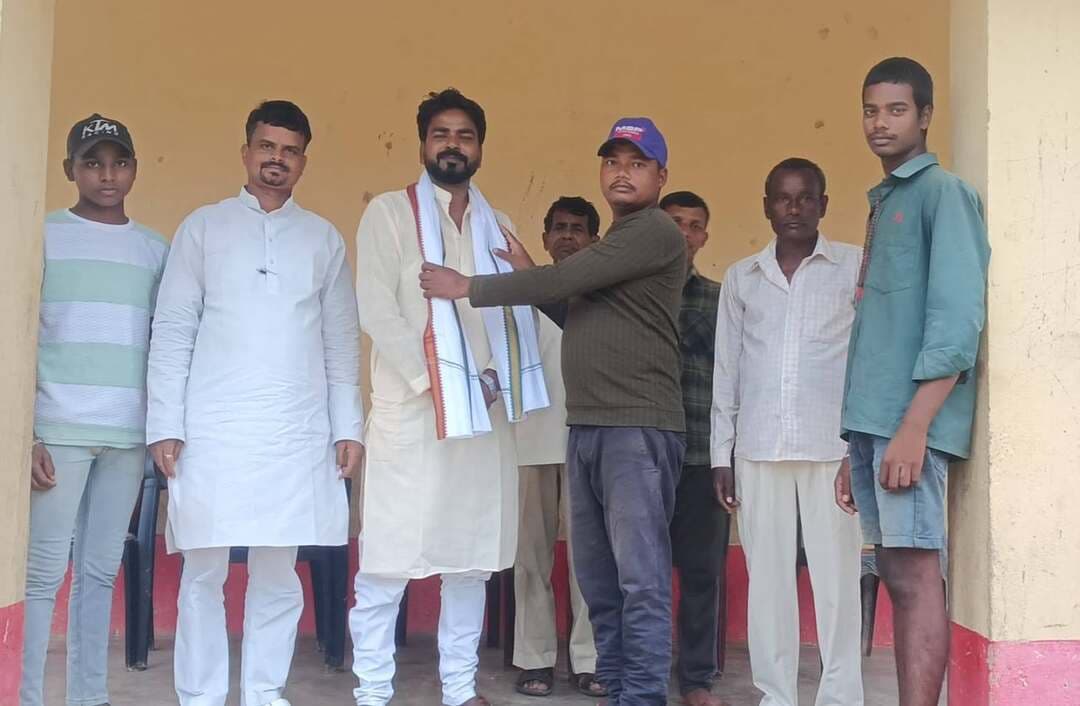 युवा जदयू जिलाध्यक्ष बलवंत सिंह का स्वागत, संगठन विस्तार पर चर्चा
झाझा विधानसभा क्षेत्र के बाराकोला पंचायत के अमकोलिया गांव और चांय में गुरुवार को युवा जदयू जिलाध्यक्ष बलवंत सिंह का स्वागत किया गया। अमकोलिया में मनोज राय तथा चांय में हरि कुमार और जितेंद्र कुमार के नेतृत्व में आयोजित कार्यक्रम में उन्हें अंगवस्त्र देकर सम्मानित किया गया। इस दौरान बलवंत सिंह ने संगठन विस्तार और मजबूती पर चर्चा की। जिला से प्रखंड और पंचायत स्तर तक युवाओं को जोड़ने का संकल्प लिया गया। युवाओं ने निशांत कुमार और झाझा विधायक दामोदर रावत के हाथों को मजबूत करने की बात कही। कार्यक्रम में युवा नेता अमित कुमार सहित गणेश सिंह, गौतम सिंह, गोविंद कुमार समेत कई युवा कार्यकर्ता उपस्थित थे।