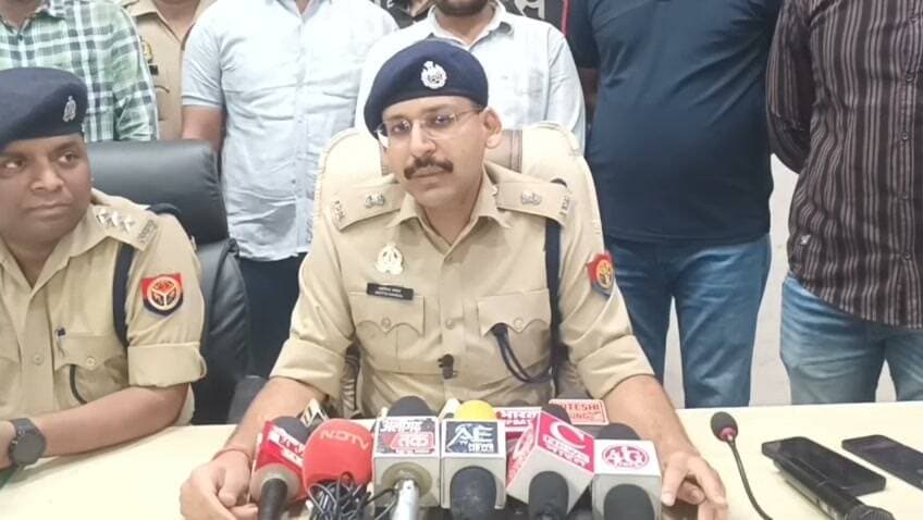 #अलीगढ़ में रिश्तों को शर्मसार करने वाली वारदात, बहन के घर लूट का मास्टरमाइंड निकला सगा भाई, भांजी की शादी के लिए रखी ज्वेलरी और नकदी लूटी, पुलिस ने मुख्य आरोपी को माल, तमंचे और बाइक सहित गिरफ्तार किया!
#AligarhNews #AligarhPolice #RobberyCase #CrimeNews #PoliceAction #AdityaBansal #UttarPradesh