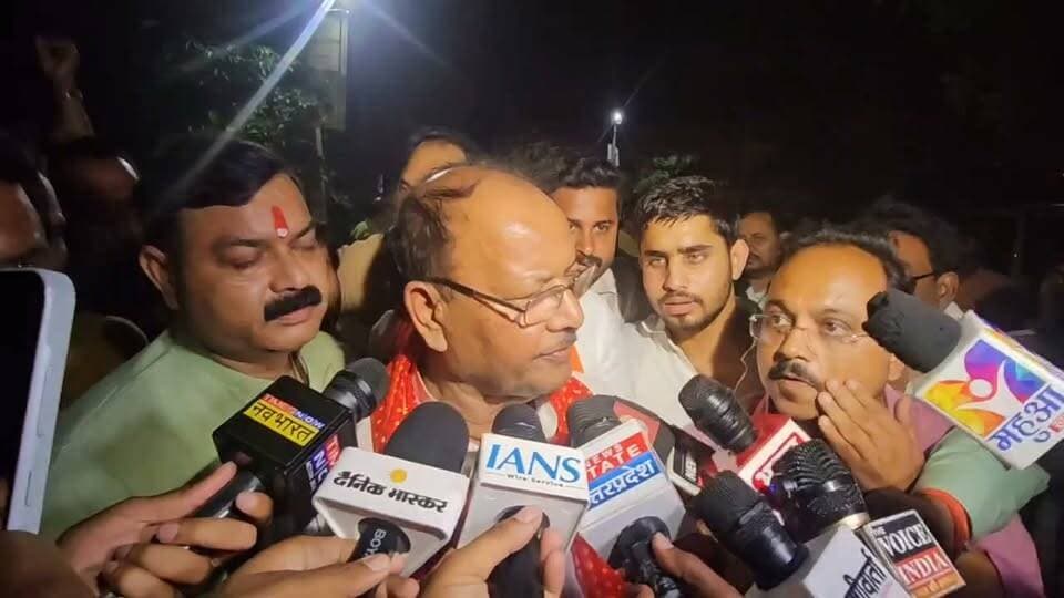 काफी जद्दोजहद के बाद बीजेपी प्रत्याशी केदारनाथ सिंह ने हार स्वीकार लिया, MLC स्नातक का चुनाव एकतरफा हो गया, सपा प्रत्याशी आशुतोष सिन्हा का बढ़त बरकार...