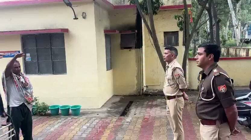 मुजफ्फरनगर: छपार थाने में अनोखी पहल, SO मोहित सहरावत ने अपराधियों को दिलाई अपराध न करने की शपथ
मुजफ्फरनगर के छपार थाना प्रभारी मोहित सहरावत ने अपराध की दुनिया छोड़ चुके लोगों को अपराध से दूर रहने की शपथ दिलाई।
#viralvideoシ