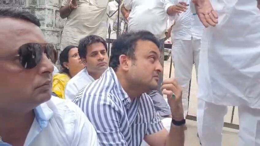 मंदसौर में कांग्रेसी नेताओं ने पत्रकार कमलेश मोदी के साथ की धक्का मुक्की कवरेज कर रहे पत्रकारों के साथ यह व्यवहार कहां का है उचित