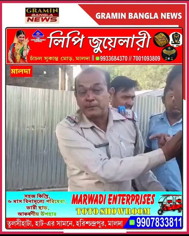 ট্রাফিক ওসিকে ঘুষি, নাকে ৩টি সেলাই!
আইন মেনে চলার কথা মনে করিয়ে দিতে গিয়েই আক্রান্ত হলেন কর্তব্যরত ট্রাফিক আধিকারিক! হেলমেট ছাড়া বাইক চালানোর অভিযোগে দুই যুবককে আটকে লাইসেন্স দেখতে চেয়েছিলেন ট্রাফিক ওসি আজমল হোসেন। অভিযোগ, তাতেই ক্ষিপ্ত হয়ে তাঁর নাকে ঘুষি মারেন দুই যুবক। রক্তাক্ত অবস্থায় ওই পুলিশ আধিকারিকের নাকে তিনটি সেলাই পড়েছে বলে জানা গিয়েছে। কর্তব্যরত পুলিশ আধিকারিকের উপর এই হামলার ঘটনায় ব্যাপক চাঞ্চল্য ছড়িয়েছে এলাকায়।
ঘটনাটি মঙ্গলবার বিকেল প্রায় ৩টে নাগাদ মালদার পুখুরিয়া থানার অন্তর্গত লগাম্বা এলাকায় ঘটে। জানা গিয়েছে, লগাম্বা থেকে পুখুরিয়ার দিকে যাওয়ার সময় হেলমেটবিহীন একটি বাইকে দু’জনকে যেতে দেখেন ট্রাফিক ওসি আজমল হোসেন। নিয়ম মেনে তাঁদের বাইক থামিয়ে চালকের লাইসেন্স দেখতে চান তিনি। অভিযোগ, সেই সময়ই আচমকা তাঁর নাকের উপরে ঘুষি মারা হয়। আঘাতে রক্তাক্ত হয়ে পড়েন ওই ট্রাফিক আধিকারিক।
স্থানীয় সূত্রে খবর, অভিযুক্ত দুই যুবকের বাড়ি পরানপুর এলাকায়। তাঁরা সম্পর্কে দাদা-ভাই। তাঁদের মধ্যে একজন অগ্নিবীর পদে কর্মরত বলেও জানা গিয়েছে।
ঘটনাকে কেন্দ্র করে পুলিশের তরফে দুই যুবকের বিরুদ্ধে অভিযোগ দায়ের করা হয়েছে বলে খবর। আইনশৃঙ্খলা রক্ষার দায়িত্বে থাকা এক পুলিশ আধিকারিকের উপর এমন হামলার অভিযোগ ঘিরে উঠছে নানা প্রশ্ন। সামান্য ট্রাফিক নিয়ম মানানোর চেষ্টায় কেন এমন পরিস্থিতির সৃষ্টি হল, তা নিয়ে চর্চা শুরু হয়েছে এলাকায়। ঘটনার পরবর্তী পুলিশি পদক্ষেপের দিকে নজর রয়েছে সকলের।
#MaldaNews #মালদা #পুখুরিয়া #ট্রাফিকওসি #পুলিশেরউপরহামলা #ট্রাফিকপুলিশ #হেলমেট #বাইকচালক #লাইসেন্স #পুলিশপ্রশাসন #পশ্চিমবঙ্গ #BreakingNews #MaldaBreakingNews #WestBengalNews #CrimeNews #GraminBanglaNews #গ্রামীণবাংলানিউজ #সবারপাশেসবারআগে
