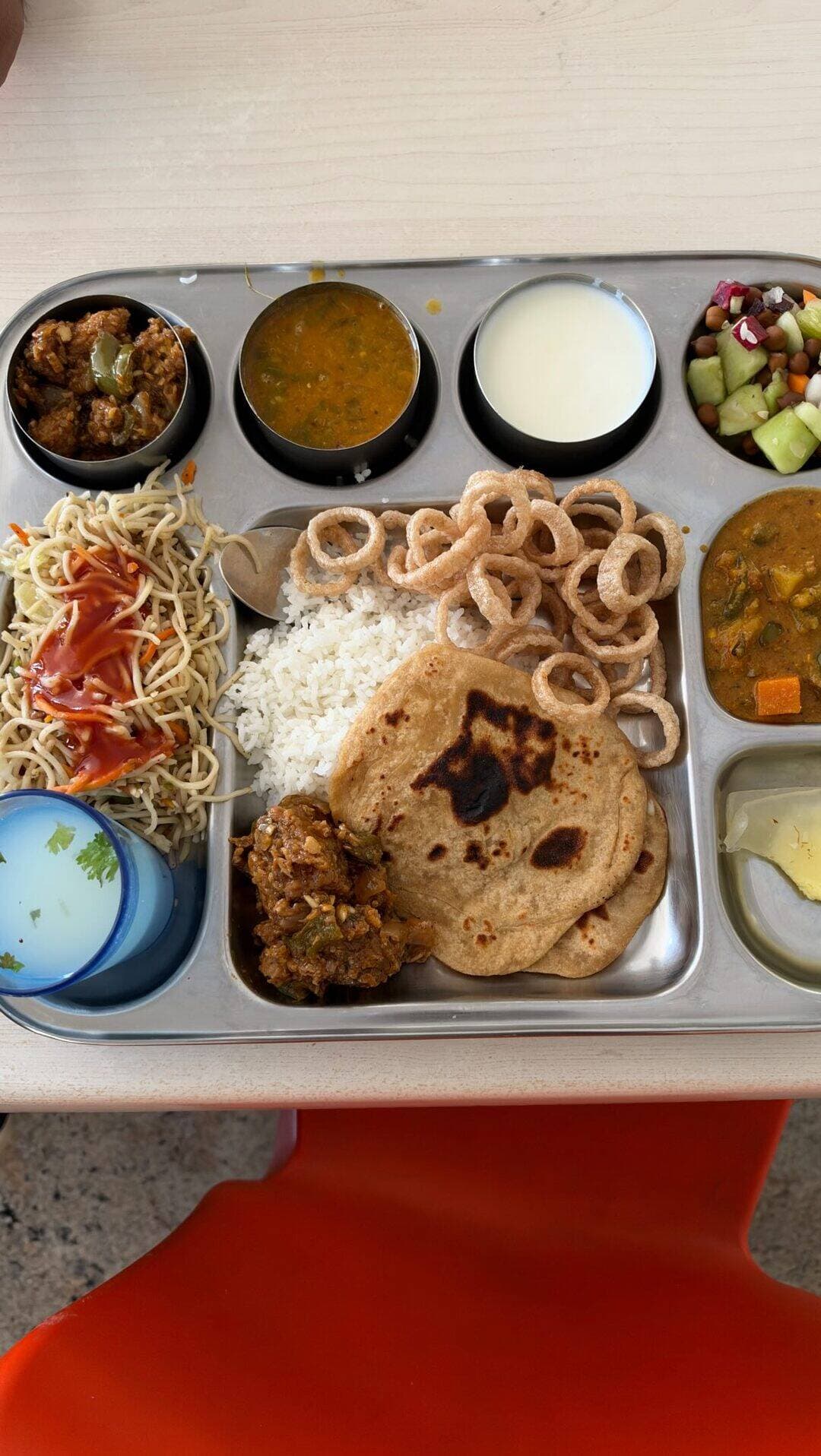 Office lunch from the North Indian counter that today!
A huge meal though.
#vinaysathyam #bengaluru #whitefield #corporatecatering #bangalore