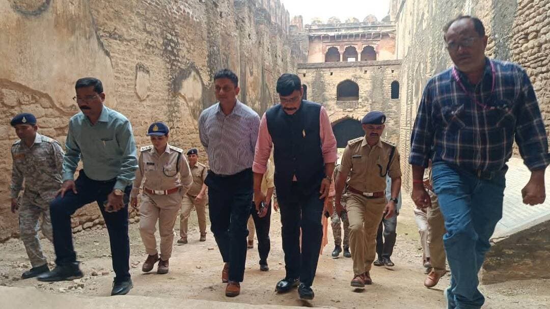 अटेर फोर्ट और चंबल तट का कलेक्टर-एसएसपी ने किया औचक निरीक्षण
पर्यटन विकास को लेकर कार्ययोजना बनाने के निर्देश, अवैध रेत उत्खनन पर जीरो टॉलरेंस की नीति अपनाने को कहा
भिंड। जिले में पर्यटन को बढ़ावा देने, ऐतिहासिक धरोहरों के संरक्षण और चंबल नदी में अवैध रेत उत्खनन पर अंकुश लगाने के उद्देश्य से गुरुवार को कलेक्टर श्री पंकज जैन और एसएसपी श्री सूरज कुमार वर्मा ने अटेर फोर्ट तथा चंबल नदी के तटीय क्षेत्रों का औचक निरीक्षण किया। इस दौरान अधिकारियों ने संबंधित विभागों को सुरक्षा व्यवस्था मजबूत करने और पर्यटन विकास के लिए प्रभावी कार्ययोजना तैयार करने के निर्देश दिए।
निरीक्षण के दौरान कलेक्टर और एसएसपी ने सबसे पहले ऐतिहासिक अटेर फोर्ट का जायजा लिया। उन्होंने किले की स्थापत्य कला, सुरक्षा व्यवस्था और पर्यटकों के लिए उपलब्ध सुविधाओं का निरीक्षण किया। कलेक्टर श्री पंकज जैन ने कहा कि अटेर का किला जिले की ऐतिहासिक धरोहर है और यहां पर्यटन की अपार संभावनाएं हैं। उन्होंने पुरातत्व विभाग और स्थानीय प्रशासन के समन्वय से पर्यटन विकास की योजनाएं तैयार करने पर जोर दिया, ताकि इस ऐतिहासिक स्थल को व्यापक पहचान मिल सके।
अवैध रेत उत्खनन पर सख्ती के निर्देश
इसके बाद अधिकारियों ने चंबल नदी के तटीय क्षेत्रों और घाटों का निरीक्षण किया। इस दौरान अवैध रेत उत्खनन और परिवहन पर प्रभावी रोक लगाने के लिए एसडीएम एवं पुलिस प्रशासन को आवश्यक निर्देश दिए गए। अधिकारियों ने अवैध उत्खनन में संलिप्त लोगों के खिलाफ जीरो टॉलरेंस की नीति अपनाने, नदी के संवेदनशील मार्गों पर गश्त बढ़ाने और चेक पोस्ट को सक्रिय रखने के निर्देश दिए। साथ ही अवैध गतिविधियों में संलिप्त पाए जाने वालों के विरुद्ध सख्त कानूनी कार्रवाई करने को कहा गया।
कई विभागों के अधिकारी रहे मौजूद
संयुक्त निरीक्षण के दौरान एसडीएम अटेर डीसी सिंह, डिप्टी कलेक्टर सुश्री कविता, एसडीओपी अटेर श्री रविन्द्र वास्कले तथा थाना प्रभारी अटेर सहित पुलिस, वन और राजस्व विभाग के अधिकारी-कर्मचारी मौजूद रहे।
वरिष्ठ अधिकारियों ने सभी विभागों को आपसी समन्वय के साथ कार्य करने, क्षेत्र में कानून-व्यवस्था बनाए रखने और प्राकृतिक एवं ऐतिहासिक संपदाओं के संरक्षण के लिए प्रभावी कदम उठाने के निर्देश दिए।
