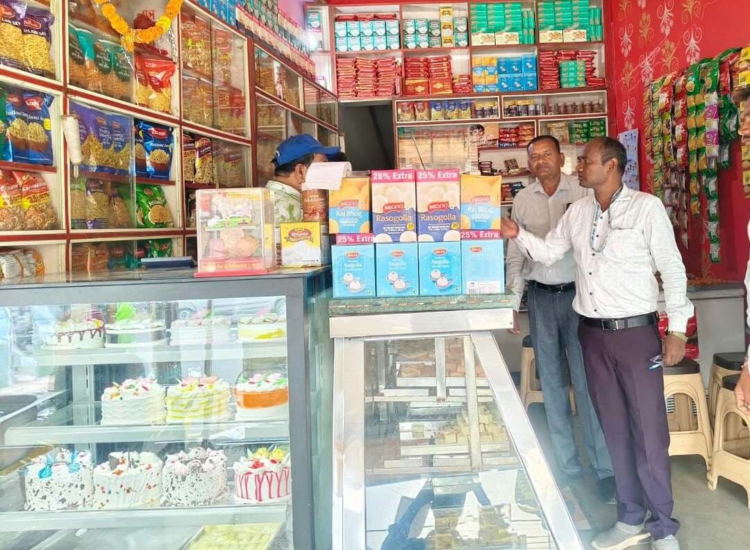 आगामी त्योहारों के मद्देनजर खाद्य सुरक्षा विभाग की कार्रवाई, सुसनेर में प्रतिष्ठानों से लिए गए नमूने
कलेक्टर डॉ. शेर सिंह मीना एवं एसडीएम सुसनेर श्रीमती देव कुंवर सोलंकी के निर्देशानुसार खाद्य सुरक्षा टीम ने आगामी त्योहारों को दृष्टिगत रखते हुए सुसनेर क्षेत्र में खाद्य प्रतिष्ठानों का निरीक्षण किया ।
खाद्य सुरक्षा अधिकारी श्री बी.एस. जामोद ने बताया कि निरीक्षण में विभिन्न खाद्य पदार्थों की गुणवत्ता परीक्षण हेतु नमूने लिए गए हैं, जिसमें पूर्वजों की कृपा डाक बंगला रोड सुसनेर से मावे के पेड़ा, बीकानेर मिष्ठान भंडार सुसनेर से मिल्क केक, बालाजी रेस्टोरेंट सुसनेर से नमकीन, श्री देव टी स्टॉल सुसनेर से बेसन की पपड़ी एवं श्री जैन खानपान रेस्टोरेंट सुसनेर से मावे की बर्फी के नमूने शामिल हैं।
उक्त सभी नमूनों को विधिवत सीलबंद कर जांच हेतु राज्य खाद्य प्रयोगशाला, भोपाल भेजा गया है। जांच रिपोर्ट प्राप्त होने के पश्चात नियमानुसार अग्रिम कार्रवाई की जावेगी। साथ ही समस्त खाद्य कारोबारियों को साफ-सफाई एवं स्वच्छता के साथ गुणवत्तायुक्त खाद्य पदार्थ विक्रय करने हेतु निर्देशित किया गया।
उक्त कार्रवाई के दौरान संयुक्त दल में राजस्व निरीक्षक श्री शर्मा, खाद्य सुरक्षा अधिकारी श्री बी.एस. जामोद एवं सहयोगी कर्मचारी श्री संजय वर्मा उपस्थित रहे।
Jansampark Madhya Pradesh
Directorate of Health Services, Madhya Pradesh
#agarmalwa
