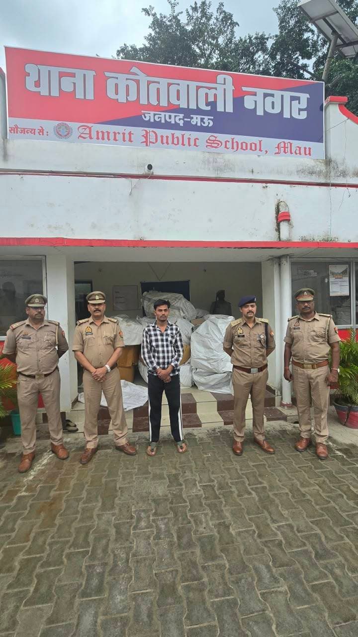 मऊ में आवासीय कॉलोनी के मकान से 10.78 लाख के अवैध पटाखे बरामद, एक गिरफ्तार
मुसरदह मोड़ के पास पुलिस की छापेमारी में 768 किलो पटाखे मिले, दीपावली से पहले अवैध भंडारण के खिलाफ कार्रवाई
मऊ। दीपावली के त्योहार को देखते हुए अवैध पटाखों के भंडारण और बिक्री के खिलाफ चलाए जा रहे अभियान के तहत मऊ पुलिस को बड़ी सफलता मिली है। गुरुवार को कोतवाली नगर थाना क्षेत्र के मुसरदह मोड़ के पास स्थित एक आवासीय कॉलोनी के मकान से पुलिस ने करीब 768 किलोग्राम अवैध पटाखे बरामद किए। बरामद पटाखों की अनुमानित कीमत 10 लाख 78 हजार रुपये बताई गई है। पुलिस ने इस मामले में एक युवक को गिरफ्तार किया है।
पुलिस की ओर से जारी प्रेस विज्ञप्ति के अनुसार, आगामी दीपावली त्योहार के मद्देनजर शांति एवं कानून-व्यवस्था बनाए रखने और आमजन की सुरक्षा सुनिश्चित करने के लिए पुलिस अधीक्षक सर्वेश कुमार मिश्रा ने अवैध पटाखों के भंडारण और बिक्री पर प्रभावी अंकुश लगाने के निर्देश दिए थे। इसी क्रम में अपर पुलिस अधीक्षक अनूप कुमार के पर्यवेक्षण तथा क्षेत्राधिकारी नगर नितेश प्रताप सिंह के मार्गदर्शन में कोतवाली नगर पुलिस कार्रवाई कर रही थी।
गुरुवार 29 अक्टूबर को मुखबिर से मिली सूचना के आधार पर प्रभारी निरीक्षक प्रमेन्द्र कुमार सिंह के नेतृत्व में पुलिस टीम ने मुसरदह मोड़ के पास एक मकान में छापेमारी की। तलाशी के दौरान वहां 18 बड़े कार्टूनों में रखे तेज आवाज वाले बम और पटाखे बरामद हुए। इनका कुल वजन करीब 768 किलोग्राम बताया गया है।
पुलिस ने मौके से दीपक कुमार (22), पुत्र सुरेंद्र प्रसाद, निवासी ग्राम मुसरदह, थाना कोतवाली नगर, जनपद मऊ को गिरफ्तार कर लिया। मामले में कोतवाली नगर थाने में मुकदमा अपराध संख्या 301/2026 के तहत भारतीय न्याय संहिता की धारा 288 तथा विस्फोटक अधिनियम की धारा 5/9बी में मुकदमा दर्ज किया गया है। पुलिस के अनुसार, मामले में आगे की वैधानिक कार्रवाई की जा रही है।
कार्रवाई में प्रभारी निरीक्षक प्रमेन्द्र कुमार सिंह, भीटी चौकी प्रभारी उपनिरीक्षक राजेश कुमार सहित पुलिसकर्मी सत्येंद्र यादव, अमरेश सिंह, ऋषिकेश और अवनीश यादव शामिल रहे।
दीपावली से पहले आवासीय क्षेत्र में इतनी बड़ी मात्रा में पटाखों का भंडारण मिलने के बाद पुलिस की यह कार्रवाई अवैध पटाखों के कारोबार पर अंकुश लगाने के अभियान का हिस्सा है।