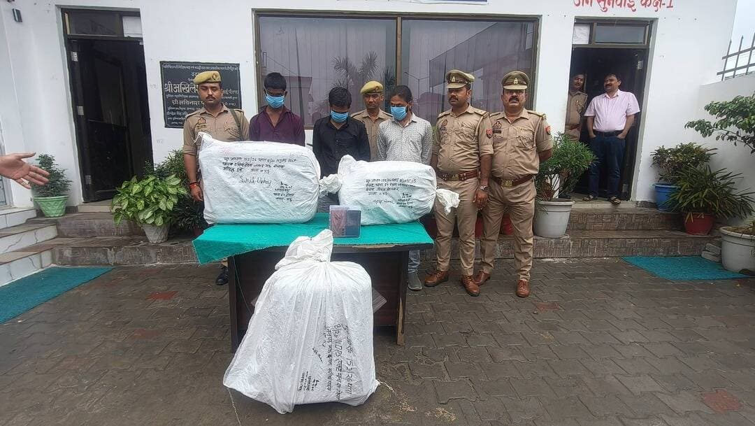 मऊ में 30 किलो गांजा के साथ तीन तस्कर गिरफ्तार, कीमत करीब 4.5 लाख रुपये
ओडिशा के बालांगीर से गांजा लेकर गोरखपुर जा रहे थे आरोपी, मतलूपुर मोड़ पर चेकिंग के दौरान पुलिस ने पकड़ा
मऊ। जिले की दक्षिण टोला थाना पुलिस और एसओजी टीम ने मादक पदार्थों की तस्करी के खिलाफ कार्रवाई करते हुए 30 किलोग्राम गांजा के साथ तीन आरोपियों को गिरफ्तार किया है। बरामद गांजे की अनुमानित कीमत करीब साढ़े चार लाख रुपये बताई जा रही है। पुलिस ने आरोपियों के पास से तीन मोबाइल फोन और 2,610 रुपये नकद भी बरामद किए हैं।