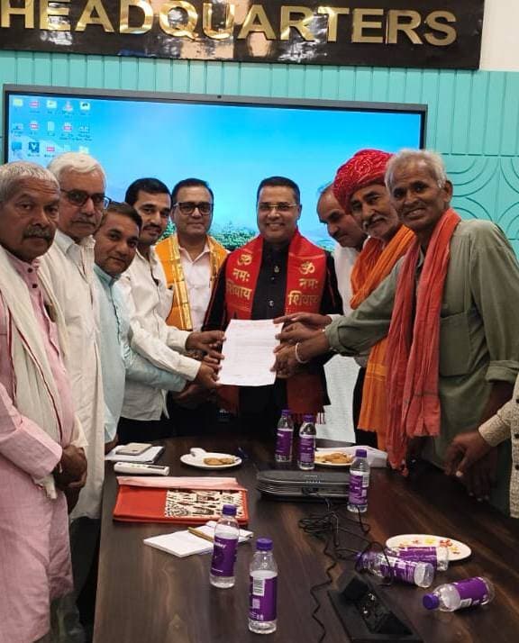 *नई अफीम नीति से असंतुष्ट भारतीय किसान संघ मिला नारकोटिक्स आयुक्त से ग्वालियर में।*
आकोला (रमेश चंद डाड) भारतीय किसान संघ राजस्थान प्रदेश का प्रतिनिधि मंडल ग्वालियर में नारकोटिक्स आयुक्त श्री दिनेश बिसेन से मिला। नई अफीम नीति के संबंध में किसान हित में पुनर्विचार करके संशोधन करने के सुझाव दिये। जैसे - 1990 से अब तक के कटे हुए पट्टे रोजगार हेतु बहाल किये जावें। गत वर्ष मार्फिन 4.2 से पट्टे दिये थे जो इस वर्ष 4.4 से दिये जाने है, उसे 4.2 मार्फिन से ही जारी किये जावें, क्योंकि मार्फिन प्राकृतिक है किसान के हाथ में नहीं है। किसानों को जीवित नामांतरण की सुविधा दिलाई जावे जिससे पारिवारिक झगड़े समाप्त हों। अफीम पट्टाधारी किसानों पर मनःप्रभावी पदार्थ अधिनियम 1985 की धारा 8/18 एवं 8/29 का प्रभाव नहीं हो, डोडा चूरा को भी इन धाराओं से बाहर किया जाकर इसे अफीम नीति में शामिल किया जावे। पिछले 50 वर्ष से अफीम का खरीद मूल्य नहीं बढ़ाया गया है, अफीम खरीद मूल्य न्यूनतम 10000 रू./किग्रा किया जावे। अफीम नीति प्रतिवर्ष के बजाय 5 वर्ष के लिए बनाई जावे। अफीम फसल कहीं से भी खराब होने पर उखड़वाकर शेष बचे रकबा की अफीम खरीद की जावे।
भारतीय किसान संघ राजस्थान प्रदेश के प्रतिनिधि मंडल में प्रदेश अफीम आयाम प्रमुख बद्रीलाल जाट, प्रांत अफीम आयाम प्रमुख बद्रीलाल तेली, प्रदेश राजस्व प्रमुख शिवराज पुरी, चित्तौड़गढ़ जिला मंत्री लाभचंद धाकड़, जिला उपाध्यक्ष भूरालाल धाकड़, बारां जिला युवा प्रमुख गोविन्द नागर, गोपाल तेली प्रतापगढ़, सोहनलाल आंजना छोटीसादड़ी एवं गीतालाल धाकड़ बांगेड़ाघाटा आदि किसान उपस्थित थे। नारकोटिक्स आयुक्त श्री दिनेश बिसेन ने निश्चित ही संशोधन का भरोसा दिलाया।