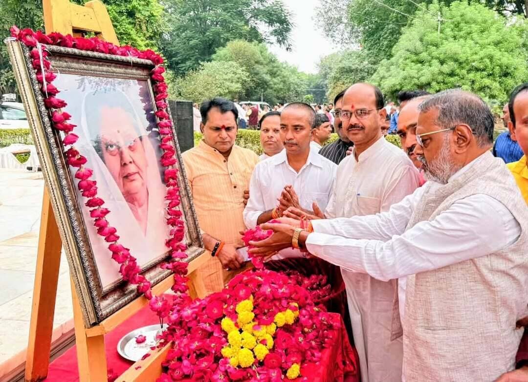 राजमाता विजयाराजे सिंधिया की जयंती पर मंत्री श्री कुशवाह ने अर्पित की पुष्पांजलि
सामाजिक न्याय, दिव्यांगजन कल्याण, उद्यानिकी एवं खाद्य प्रसंस्करण मंत्री श्री नारायण सिंह कुशवाह ने गुरुवार को ग्वालियर के कटोराताल रोड स्थित अम्मा महाराज की छत्री पहुंचकर परम श्रद्धेय राजमाता विजयाराजे सिंधिया की जयंती के अवसर पर उनके चरणों में पुष्पांजलि अर्पित कर सादर नमन किया।
#gwalior
#vijayarajescindiajayanti
PRO Gwalior
Jansampark Madhya Pradesh
CM Madhya Pradesh