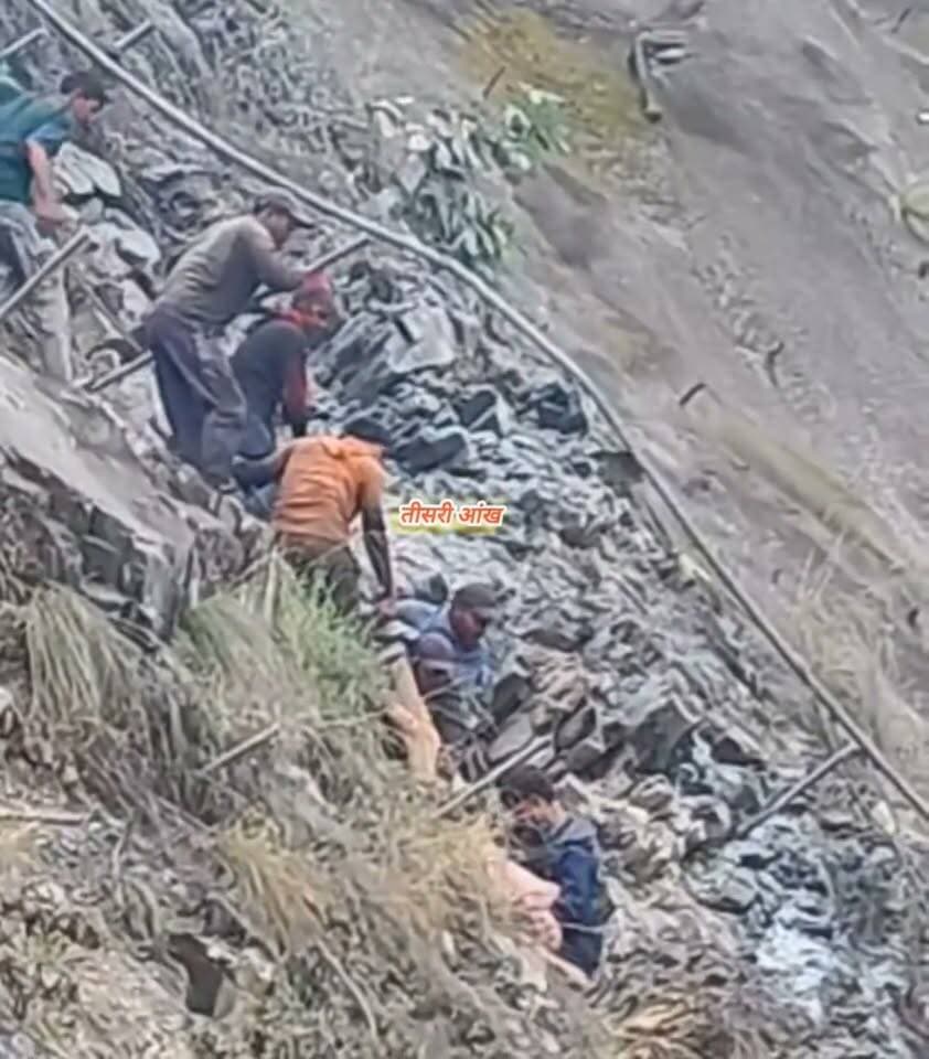 श्रीनगर-फरासू के पास टावर पर काम कर रहे श्रमिक के साथ दर्दनाक हादसा, करंट लगने से मची अफरा-तफरी।
