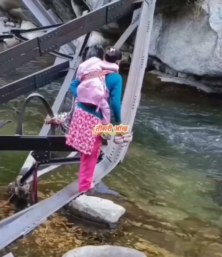 विकास के दावों पर सवाल, सगुड़ी पुल पर जान जोखिम में डाल सफर!
पौड़ी के डोरिया-कैन्यूर गांव के बीच सगुड़ी पुल की बदहाल स्थिति लोगों की सुरक्षा पर सवाल खड़े कर रही है। ग्रामीण जान जोखिम में डालकर आवाजाही करने को मजबूर हैं, लेकिन सुरक्षित आवागमन की व्यवस्था कब होगी, यह बड़ा सवाल है।
#viralchallenge #viralreelschallenge