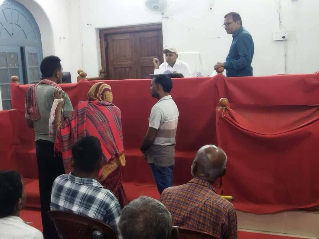 आज दिनांक- 29.10.2026 को अनुमंडल पदाधिकारी श्री राकेश कुमार के नेतृत्व में माता-पिता एवं वरिष्ठ नागरिकों के भरण-पोषण से संबंधित मामलों की सुनवाई की गई।
सुनवाई के दौरान कुल 10 मामले प्रस्तुत किए गए, जिनमें से 07 मामलों का त्वरित निष्पादन किया गया। वहीं, शेष 03 मामलों के संबंध में संबंधित पक्षों को अगली सुनवाई के लिए नोटिस जारी करने का निर्देश दिया गया।
इस सुनवाई का मुख्य उद्देश्य माता-पिता एवं वरिष्ठ नागरिकों के भरण-पोषण, सम्मान तथा अधिकारों की रक्षा सुनिश्चित करना और उनसे संबंधित समस्याओं का संवेदनशीलता एवं तत्परता के साथ समाधान करना था।
अनुमंडल पदाधिकारी श्री राकेश कुमार ने ऐसे मामलों में मानवीय दृष्टिकोण अपनाते हुए समयबद्ध कार्रवाई की महत्ता पर बल दिया, ताकि जरूरतमंद माता-पिता एवं वरिष्ठ नागरिकों को त्वरित न्याय मिल सके तथा उनके सम्मानपूर्ण जीवनयापन के अधिकारों की रक्षा सुनिश्चित हो सके।
जिला प्रशासन की इस पहल का उद्देश्य वरिष्ठ नागरिकों के प्रति संवेदनशील एवं उत्तरदायी व्यवस्था को सुदृढ़ करना तथा उनके हितों का संरक्षण सुनिश्चित करना है।
#DistrictAdministration
#Samastipur
#highlights