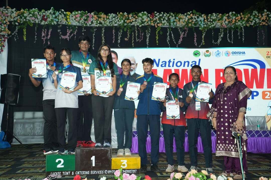 राष्ट्रीय लॉन बाउल्स चैंपियनशिप में पूर्वी चम्पारण के दीपक कुमार और सुमन कुमारी ने अंडर -18 मिक्स पेयर्स में जीता कांस्य पदक
सेमीफाइनल में दिल्ली को दी कड़ी टक्कर, 22-14 से मिली हार के बाद बिहार की जोड़ी ने हासिल किया कांस्य पदक
प्रेस विज्ञप्ति। ओडिशा के बलांगीर स्थित आर. एन. सिंह देव स्पोर्ट्स कॉम्प्लेक्स में आयोजित राष्ट्रीय लॉन बाउल्स चैंपियनशिप की अंडर-18 मिक्स्ड पेयर्स स्पर्धा में बिहार के दीपक कुमार और सुमन कुमारी ने कांस्य पदक जीतकर राज्य का मान बढ़ाया।
सेमीफाइनल मुकाबले में बिहार की जोड़ी का सामना दिल्ली के खिलाड़ियों से हुआ। दीपक कुमार और सुमन कुमारी ने शानदार प्रदर्शन करते हुए दिल्ली की जोड़ी को कड़ी टक्कर दी। हालांकि, रोमांचक मुकाबले में बिहार की जोड़ी को 22-14 के स्कोर से हार का सामना करना पड़ा। इसके बावजूद दोनों खिलाड़ियों ने प्रतियोगिता में कांस्य पदक हासिल किया।
बिहार टीम के कोच मुहम्मद मुख्तार खान और टीम मैनेजर मिंकू कुमार ने खिलाड़ियों की इस उपलब्धि पर उन्हें बधाई दी। बिहार बोलिंग एसोसिएशन के अध्यक्ष डॉ नवल किशोर चौधरी एवं सचिव श्री प्रेम शंकर ने दोनों खिलाड़ियों के बेहतर प्रदर्शन के सराहना करते हुए उनके उज्जवल भविष्य की कामना की खिलाड़ियों के प्रदर्शन की सराहना करते हुए भविष्य की प्रतियोगिताओं में भी बेहतर प्रदर्शन करने के लिए शुभकामनाएं दीं।
राष्ट्रीय स्तर की इस प्रतियोगिता में बिहार की जोड़ी की सफलता से पूर्वी चंपारण सहित पूरे राज्य के खेल जगत में खुशी का माहौल है। दोनों खिलाड़ियों की उपलब्धि उनकी मेहनत, लगन और खेल के प्रति समर्पण को दर्शाती है। उनकी इस सफलता से राज्य के युवा खिलाड़ियों को लॉन बाउल्स में आगे बढ़ने की प्रेरणा मिलेगी।
Information & Public Relations Department, Government of Bihar Sports Authority of India