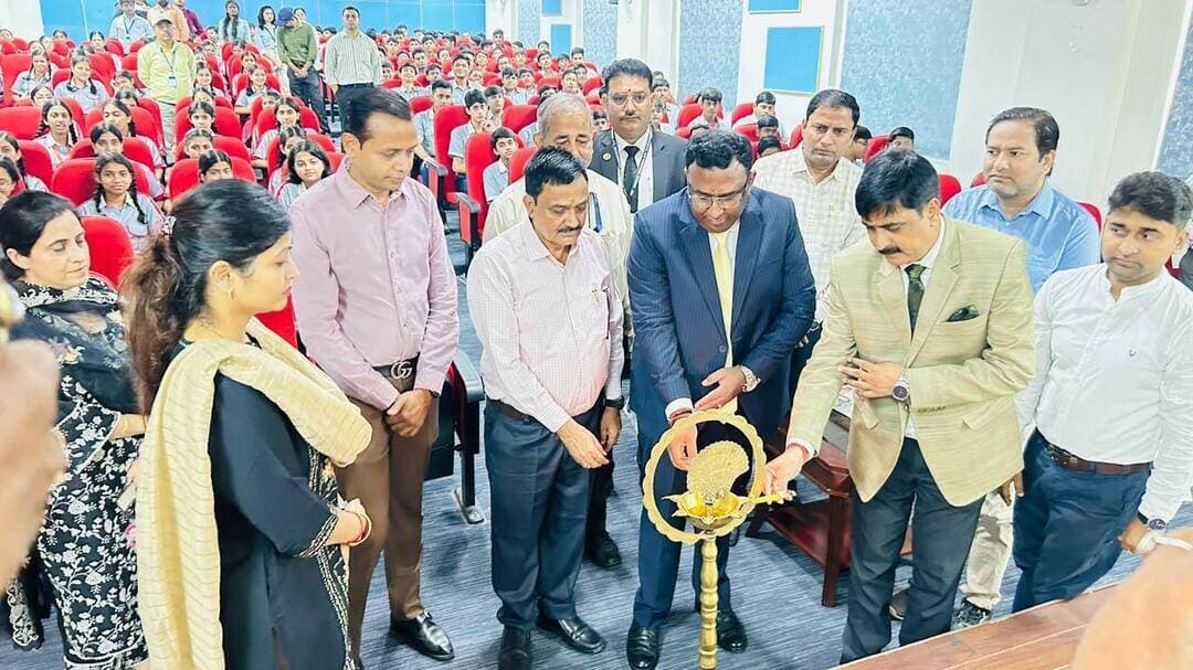 प्रेस विज्ञप्ति
सुरक्षित बचपन अभियान के तहत जी.डी. गोयनका पब्लिक स्कूल, मोतिहारी में बच्चों को पॉक्सो अधिनियम के प्रति किया गया जागरूक
मोतिहारी, पूर्वी चंपारण।
राष्ट्रीय विधिक सेवा प्राधिकरण (NALSA) द्वारा संचालित ‘सुरक्षित बचपन अभियान’ के तहत जिला विधिक सेवा प्राधिकार, पूर्वी चंपारण, मोतिहारी के तत्वावधान में जी.डी. गोयनका पब्लिक स्कूल, मोतिहारी में बच्चों के लिए एक महत्वपूर्ण विधिक जागरूकता कार्यक्रम का आयोजन किया गया। कार्यक्रम में प्रधान जिला एवं सत्र न्यायाधीश-सह-अध्यक्ष, जिला विधिक सेवा प्राधिकार, पूर्वी चंपारण, मोतिहारी, श्री अभिषेक कुमार दास ने बच्चों को लैंगिक अपराधों से बालकों का संरक्षण अधिनियम (POCSO Act) के विभिन्न प्रावधानों की जानकारी दी।
अपने संबोधन में माननीय प्रधान जिला एवं सत्र न्यायाधीश महोदय ने बच्चों को सुरक्षित वातावरण में रहने, अपने अधिकारों के प्रति जागरूक रहने तथा किसी भी प्रकार के अनुचित व्यवहार, शोषण या उत्पीड़न की स्थिति में चुप न रहने के लिए प्रेरित किया। उन्होंने बच्चों को समझाया कि उनकी सुरक्षा, गरिमा और सम्मान सर्वोपरि हैं तथा किसी भी अप्रिय घटना की जानकारी अपने माता-पिता, शिक्षकों अथवा किसी विश्वसनीय वयस्क को अवश्य देनी चाहिए।
उन्होंने पॉक्सो अधिनियम के अंतर्गत बच्चों को प्राप्त कानूनी संरक्षण, यौन अपराधों की पहचान, ऐसे मामलों में शिकायत करने की प्रक्रिया तथा पीड़ित बच्चों के प्रति संवेदनशील व्यवहार के महत्व पर प्रकाश डाला। उन्होंने कहा कि बच्चों की सुरक्षा केवल परिवार या विद्यालय की जिम्मेदारी नहीं, बल्कि पूरे समाज का सामूहिक दायित्व है।
कार्यक्रम में माननीय अपर जिला एवं सत्र न्यायाधीश श्री राघवेन्द्र कुमार सिंह एवं पैरा लीगल वॉलंटियर (PLV) श्री उज्ज्वल पांडेय भी उपस्थित रहे। इसके अतिरिक्त शिक्षा विभाग के जिला कार्यक्रम पदाधिकारी (माध्यमिक शिक्षा) तथा प्रखंड शिक्षा पदाधिकारी भी कार्यक्रम में शामिल हुए।
यह सत्र अत्यंत ज्ञानवर्धक, संवेदनशील एवं प्रेरणादायक रहा। बच्चों को न केवल उनके कानूनी अधिकारों की जानकारी मिली, बल्कि उन्हें अपने प्रति होने वाले अनुचित व्यवहार को पहचानने, उसके विरुद्ध आवाज उठाने तथा आवश्यकता पड़ने पर उचित सहायता प्राप्त करने के लिए भी प्रोत्साहित किया गया।
जिला विधिक सेवा प्राधिकरण, पूर्वी चंपारण, मोतिहारी बच्चों के अधिकारों की रक्षा, बाल सुरक्षा के प्रति सामाजिक जागरूकता बढ़ाने तथा प्रत्येक बच्चे के लिए सुरक्षित एवं भयमुक्त वातावरण सुनिश्चित करने के उद्देश्य से निरंतर प्रयासरत है। सुरक्षित बचपन अभियान इसी दिशा में एक महत्वपूर्ण पहल है, जिसका उद्देश्य बच्चों को जागरूक बनाकर उनके सुरक्षित भविष्य की नींव मजबूत करना है।
Information & Public Relations Department, Government of Bihar