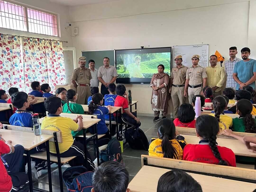 पुलिस जवानों के शौर्य और बलिदानों के प्रति विद्यार्थियों को किया जागरूक:पुलिस प्रवक्ता
डीएवी पुलिस पब्लिक स्कूल में विद्यार्थियों को दिखाई गई लघु फिल्म
हरियाणा पुलिस के पाइप बैंड ने विभिन्न स्थानों पर दी शानदार प्रस्तुति
फरीदाबाद:29 अक्टूबर।
Aonenews अरविन्द बक्शी
पुलिस शहीदी दिवस एवं राष्ट्रीय एकता दिवस के उपलक्ष्य में फरीदाबाद पुलिस द्वारा आयोजित कार्यक्रमों की श्रृंखला के तहत विद्यार्थियों को पुलिस जवानों के शौर्य, साहस और सर्वोच्च बलिदान से रूबरू कराया गया। इस दौरान पुलिस लाइन सेक्टर-30 स्थित डीएवी पुलिस पब्लिक स्कूल में विद्यार्थियों को पुलिस जवानों के बलिदान और वीरता पर आधारित लघु फिल्म दिखाई गई। वहीं, हरियाणा पुलिस के पाइप बैंड ने सेक्टर-12, बल्लभगढ़ सहित विभिन्न स्थानों पर शानदार प्रस्तुति देकर पुलिस शहीदों को श्रद्धांजलि अर्पित की।
पुलिस प्रवक्ता अनुसार पुलिस महानिदेशक कार्यालय द्वारा निर्धारित कार्यक्रमों के तहत 21 से 31 अक्टूबर तक पुलिस शहीदी दिवस से राष्ट्रीय एकता दिवस तक विभिन्न कार्यक्रम आयोजित किये जा रहे हैं। इन कार्यक्रमों का उद्देश्य पुलिस के शहीद जवानों के अदम्य साहस, कर्तव्यनिष्ठा और देश की सुरक्षा के लिए दिए गए सर्वोच्च बलिदान को याद करने के साथ-साथ आमजन, विशेषकर युवाओं और विद्यार्थियों में देशभक्ति एवं राष्ट्रीय एकता की भावना को मजबूत करना है।
इसी कड़ी में डीएवी पुलिस पब्लिक स्कूल में विद्यार्थियों को लघु फिल्म के माध्यम से पुलिस जवानों की वीरता, संघर्ष और बलिदान की कहानियां दिखाई गईं। विद्यार्थियों को बताया गया कि देश की आंतरिक सुरक्षा और कानून-व्यवस्था बनाए रखने के लिए पुलिसकर्मी कठिन परिस्थितियों में भी पूरी निष्ठा से अपने कर्तव्यों का निर्वहन करते हैं और आवश्यकता पड़ने पर राष्ट्र की रक्षा के लिए अपना सर्वोच्च बलिदान देने से भी पीछे नहीं हटते।
वहीं, हरियाणा पुलिस के पाइप बैंड ने लघु सचिवालय, सेक्टर-12, राजा नहार सिंह पार्क बल्लभगढ़ और अन्य स्थानों पर अपनी मधुर बैंड धुनों की प्रस्तुति दी। इन प्रस्तुतियों के माध्यम से पुलिस शहीदों के प्रति सम्मान व्यक्त करते हुए उन्हें नमन किया गया और उनके बलिदान को याद किया गया।
फरीदाबाद पुलिस का यह प्रयास पुलिस जवानों की वीरगाथाओं को जन-जन तक पहुंचाने, नई पीढ़ी को उनके त्याग और कर्तव्यनिष्ठा से प्रेरित करने तथा समाज में देशभक्ति, राष्ट्रीय एकता और पुलिस के प्रति सम्मान की भावना को प्रोत्साहित करने की दिशा में महत्वपूर्ण पहल है।