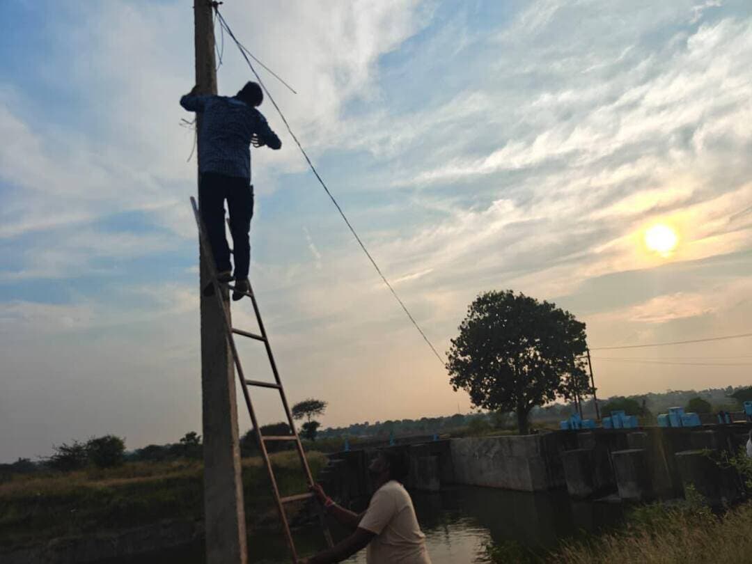 ✅ तवा नहरों पर सीसीटीवी कैमरे से होगी निगरानी
✅ रबी सीजन में किसानों तक पानी पहुंचाने की व्यवस्था होगी मजबूत
✅ हरदा जिले में 1.04 लाख हेक्टेयर से अधिक क्षेत्र में नहरों और तालाबों से होती है सिंचाई
जिले में रबी सीजन के दौरान किसानों को सिंचाई के लिए पर्याप्त पानी उपलब्ध कराने के उद्देश्य से जल संसाधन विभाग द्वारा तवा नहरों के महत्वपूर्ण स्थानों पर सीसीटीवी कैमरे लगाए गए हैं। इनके माध्यम से नहरों में पानी के बहाव और वितरण पर लगातार नजर रखी जा रही है। इस व्यवस्था से जल वितरण को व्यवस्थित बनाने और नहरों के अंतिम छोर तक पानी पहुंचाने में मदद मिलेगी।
जल संसाधन विभाग की कार्यपालन यंत्री श्रीमती सोनम बाजपेयी ने बताया कि जिले में तवा नहरों के माध्यम से 1,02,068 हेक्टेयर क्षेत्र में सिंचाई होती है। इसके अलावा आमाखाल, जामुनिया और इमलीढाना तालाबों से 2,775 हेक्टेयर क्षेत्र को सिंचाई सुविधा मिलती है। उन्होंने बताया कि एचबीसी में अजनई, खोदियाखेड़ी, गुरदिया और झाड़पा वितरिका पर सीसीटीवी कैमरे लगाए गए हैं। इसी प्रकार एलबीसी में रेवापुर वितरिका, सामरधा वितरिका, सोनतलाई नहर के एस्केप और माचक वितरिका पर भी कैमरों के माध्यम से निगरानी की जा रही है। सीसीटीवी कैमरों की मदद से नहरों में पानी के प्रवाह और वितरण की स्थिति पर नजर रखना आसान होगा। इससे जल प्रबंधन में सुधार के साथ सिंचाई व्यवस्था को अधिक प्रभावी बनाने में सहायता मिलेगी और अंतिम छोर के किसानों तक भी पर्याप्त पानी पहुंचाने के प्रयासों को मजबूती मिलेगी।
Jansampark Madhya Pradesh
Department of Water Resources, Madhya Pradesh
#Harda #TawaCanal #CCTV #Irrigation #RabiSeason