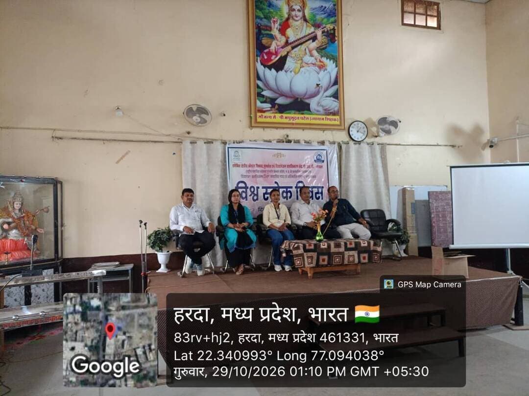✅ विश्व स्ट्रोक दिवस पर उत्कृष्ट स्कूल हरदा में जागरूकता कार्यक्रम आयोजित
समेकित क्षेत्रीय कौशल विकास, पुनर्वास एवं दिव्यांगजन सशक्तिकरण केंद्र भोपाल द्वारा केंद्र के निदेशक डॉ. नरेंद्र कुमार के मार्गदर्शन में विश्व स्ट्रोक दिवस के अवसर पर गुरूवार को डॉ. भीमराव अम्बेडकर शासकीय उत्कृष्ट उच्चतर माध्यमिक विद्यालय हरदा में जागरूकता कार्यक्रम का आयोजन किया गया।
कार्यक्रम में सुश्री अभिलाषा विश्वकर्मा ने विद्यार्थियों को दिव्यांगजन अधिकार अधिनियम 2016, विशेष एवं समावेशी शिक्षा, सुगम्य आधारभूत संरचना, यूडीआईडी कार्ड, शिक्षा एवं रोजगार में आरक्षण तथा शासकीय योजनाओं की विस्तृत जानकारी दी। वहीं डॉ. अर्चना पाठक ने स्ट्रोक के कारण, प्रमुख लक्षण, बचाव के उपाय तथा समय पर चिकित्सा सहायता के महत्व पर प्रकाश डाला। उन्होंने बताया कि स्ट्रोक की शीघ्र पहचान और समय पर उपचार से संभावित जटिलताओं एवं दिव्यांगता के जोखिम को काफी हद तक कम किया जा सकता है। कार्यक्रम में विद्यालय के प्राचार्य श्री संतोष यादव, उच्च माध्यमिक शिक्षक श्री नितिन सोनी उपस्थित रहे। कार्यक्रम के सफल आयोजन में जनपद शिक्षा केंद्र टिमरनी के श्री मोहन राजपूत का विशेष सहयोग रहा।
Jansampark Madhya Pradesh
Social Justice and Disabled Welfare Department ,Madhya Pradesh
Department of School Education, Madhya Pradesh
#WorldStrokeDay #Awareness #Harda #Divyangjan #हरदा
