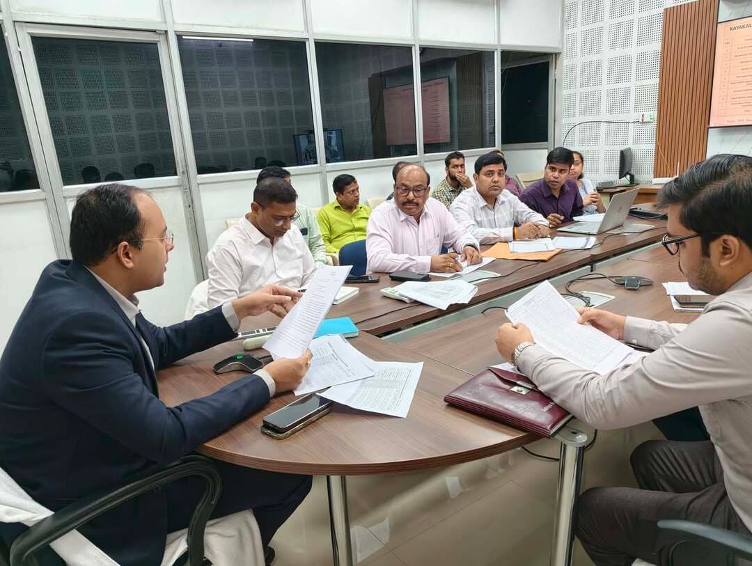*सेवा संकल्प एवं कायाकल्प अभियान की जिलाधिकारी ने की समीक्षा, 12 नवंबर तक सभी लंबित कार्यों को पूर्ण करने का निर्देश*
गया, 29 अक्टूबर 2026, सेवा संकल्प एवं कायाकल्प अभियान के अंतर्गत विभिन्न विभागों द्वारा संचालित जनकल्याणकारी योजनाओं एवं विकास कार्यों की प्रगति की समीक्षा को लेकर आज जिलाधिकारी, गया श्री शशांक शुभंकर की अध्यक्षता में वीडियो कॉन्फ्रेंसिंग के माध्यम से समीक्षा बैठक आयोजित की गई। बैठक में अभियान के तहत विभिन्न विभागों द्वारा किए जा रहे कार्यों की अद्यतन स्थिति, निर्धारित लक्ष्यों के विरुद्ध उपलब्धि तथा लंबित कार्यों की विस्तृत समीक्षा की गई। बैठक में उप विकास आयुक्त, अपर समाहर्ता सहित विभिन्न संबंधित विभागों के पदाधिकारी उपस्थित रहे।
समीक्षा के दौरान जिलाधिकारी ने सभी संबंधित विभागों से उनके द्वारा किए जा रहे कार्यों की प्रगति की जानकारी ली तथा निर्धारित लक्ष्यों के अनुरूप कार्यों को समयबद्ध तरीके से पूरा करने का निर्देश दिया। उन्होंने स्पष्ट रूप से कहा कि सेवा संकल्प एवं कायाकल्प अभियान के अंतर्गत सभी संबंधित विभाग 12 नवंबर 2026 तक अपने निर्धारित कार्यों को अनिवार्य रूप से पूर्ण करना सुनिश्चित करें। इसके लिए सभी पदाधिकारी कार्यों में तेजी लाएं तथा लंबित मामलों का प्राथमिकता के आधार पर निष्पादन करें।
जिलाधिकारी ने कहा कि सेवा संकल्प एवं कायाकल्प अभियान का मुख्य उद्देश्य सरकारी योजनाओं एवं जनकल्याणकारी कार्यों का प्रभावी क्रियान्वयन सुनिश्चित करना है, ताकि आम जनता को इन योजनाओं का प्रत्यक्ष एवं समय पर लाभ मिल सके। इस उद्देश्य की प्राप्ति के लिए सभी विभागों के पदाधिकारियों को पूरी गंभीरता, तत्परता एवं जवाबदेही के साथ अपने दायित्वों का निर्वहन करना होगा। उन्होंने निर्देश दिया कि कार्यों के क्रियान्वयन में किसी भी प्रकार की अनावश्यक शिथिलता नहीं बरती जाए और निर्धारित समय-सीमा का हर हाल में पालन किया जाए।
बैठक के दौरान शिक्षा विभाग द्वारा संचालित कार्यों की धीमी प्रगति पर जिलाधिकारी ने असंतोष व्यक्त किया। उन्होंने संबंधित पदाधिकारियों को कार्यों में अपेक्षित तेजी लाने तथा लंबित कार्यों को प्राथमिकता के आधार पर पूर्ण करने का निर्देश दिया। उन्होंने स्पष्ट किया कि विकास एवं जनकल्याण से जुड़े कार्यों में अनावश्यक विलंब किसी भी परिस्थिति में स्वीकार्य नहीं होगा।
जिलाधिकारी ने सभी विभागीय पदाधिकारियों को निर्देश दिया कि अभियान के अंतर्गत लंबित कार्यों की नियमित समीक्षा एवं निगरानी सुनिश्चित करें। कार्यों की प्रगति में आ रही बाधाओं को चिह्नित करते हुए उनका त्वरित समाधान किया जाए, ताकि सभी निर्धारित लक्ष्यों को तय समय-सीमा के भीतर प्राप्त किया जा सके। उन्होंने कार्यों के निष्पादन में पारदर्शिता, समयबद्धता एवं जवाबदेही सुनिश्चित करने पर भी विशेष बल दिया।
जिलाधिकारी ने कहा कि सभी संबंधित पदाधिकारी आपसी समन्वय के साथ कार्य करते हुए सेवा संकल्प एवं कायाकल्प अभियान को प्रभावी ढंग से लागू करें, ताकि जिले में संचालित विकास एवं जनकल्याणकारी योजनाओं का लाभ आम नागरिकों तक सुचारू रूप से पहुंच सके।
Information & Public Relations Department, Government of Bihar CMO Bihar Samrat Choudhary DD News Bihar All India Radio News Department of Agriculture, Government of Bihar Bihar Education Department