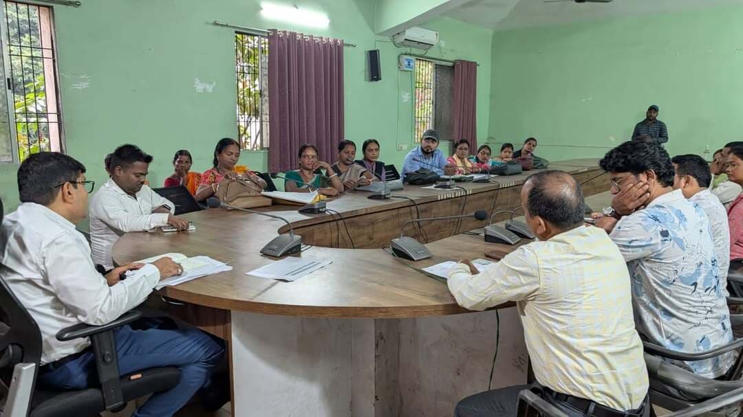 मतदान केंद्र संख्या 01 से 36 तक के सभी बीएलओ एवं बीएलओ पर्यवेक्षकों के साथ यह समीक्षा बैठक आयोजित की गई। बैठक की अध्यक्षता अतिरिक्त सहायक निर्वाचन निबंधन पदाधिकारी सह प्रखंड विकास पदाधिकारी बेरमो मुकेश कुमार ने की। बैठक में निर्वाचन संबंधी कार्यों की प्रगति की समीक्षा करते हुए लंबित कार्यों को समय पर पूरा करने पर जोर दिया गया।
इस दौरान संबंधित बीएलओ एवं पर्यवेक्षकों द्वारा किए गए कार्यों की अद्यतन रिपोर्ट की बारीकी से समीक्षा की गई। अधिकारियों ने SIR से जुड़े सभी कार्यों को गंभीरता और जिम्मेदारी के साथ संपन्न करने तथा लंबित मामलों का त्वरित निष्पादन सुनिश्चित करने का निर्देश दिया।
बैठक में कहा गया कि सभी कर्मी आपसी समन्वय के साथ कार्य करें और निर्वाचन कार्यों में किसी प्रकार की देरी न होने दें। बैठक का मुख्य उद्देश्य SIR कार्यों में तेजी लाना और कार्यों की प्रगति सुनिश्चित करना रहा।