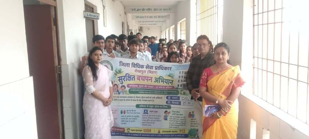 राष्ट्रीय विधिक सेवा प्राधिकरण (NLSA) के तत्वाधान में सुरक्षित बचपन अभियान।
न्यायिक पदाधिकारी पहुचें विद्यालयों में ।
राष्ट्रीय विधिक सेवा प्राधिकरण, नई दिल्ली के निर्देशानुसार एवं बिहार राज्य विधिक सेवा प्राधिकरण, पटना के मार्गदर्शन में शेखपुरा जिला विधिक सेवा प्राधिकरण के अध्यक्ष माननीय प्रधान ज़िला जज श्री संतोष कुमार तिवारी शेखपुरा के दिशानिर्देश में "सुरक्षित बचपन अभियान" (26-31 अक्टूबर) जिले के 247 सरकारी एवं गैर सरकारी स्कूलों में चलाया जा रहा है।
इस अभियान का मुख्य उद्देश्य बाल अधिकारों की रक्षा, बाल श्रम, बाल विवाह, बाल तस्करी, यौन शोषण से बच्चों की सुरक्षा तथा POCSO अधिनियम, किशोर न्याय अधिनियम एवं अन्य बाल संरक्षण कानूनों के प्रति जन-जागरूकता फैलाना है।
इसी क्रम में आज ज़िले सभी न्यायिक पदाधिकारी कई विद्यालयों में पहुचें थे। जिसमें आज न्यायिक पदाधिकारी ने बच्चों को कानूनी पाठ पढ़ाया। बच्चों को न्यायिक प्रक्रिया avm बच्चों के लिए बनाए गए विशेष कानून व्यवस्था, विशेष कर POCSO Act के बारे में बताया। योजना के अंतर्गत तटवासी समाज न्यास और जन निर्माण केंद्र पारा विधिक स्वयं सेवकों के सहयोग से जिले के विभिन्न प्रखंडों, विद्यालयों एवं समुदायों में जागरूकता कार्यक्रम, विधिक साक्षरता शिविर एवं बाल संरक्षण परामर्श सत्र आयोजित किए जा रहे हैं।
न्यायिक पदाधिकारियों ने बताया कि बच्चों, अभिभावकों एवं शिक्षकों को बाल अधिकारों, चाइल्ड हेल्पलाइन नंबर 1098, तथा विधिक सहायता प्राप्त करने की प्रक्रिया के बारे में विस्तार से जानकारी प्राप्त की जा सकती है। उन्होंने यह अपील की है कि यदि कहीं भी बच्चों के अधिकारों का हनन होता दिखे तो तुरंत जिला विधिक सेवा प्राधिकरण या चाइल्ड हेल्पलाइन 1098 पर संपर्क करें।