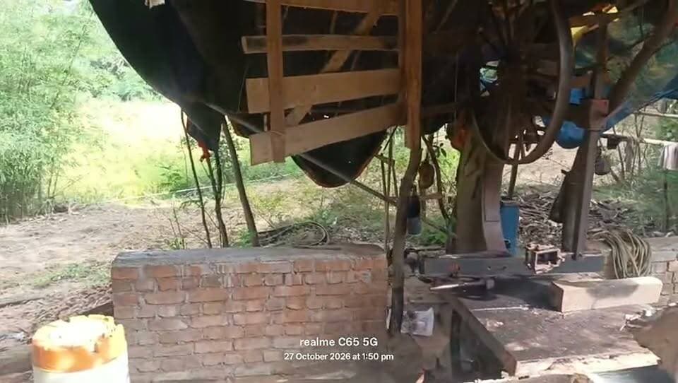 कोडरमा जिले के चंदवारा स्तिथ कांको पंचायत के जंगल में काफी दिनों से चल रहा था अवैध आरा मिल , वन विभाग को नहीं थी भनक ...