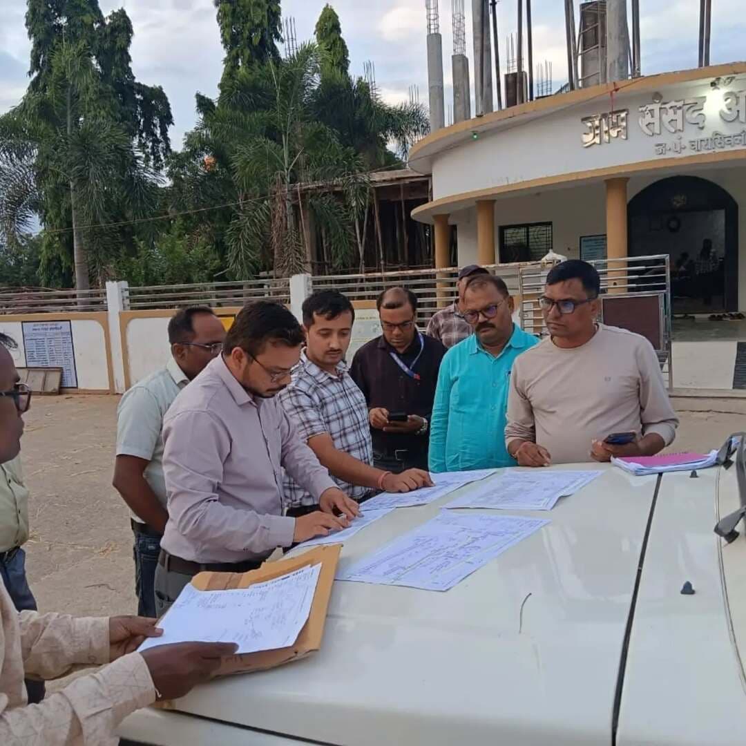 जनगणना-2027 की तैयारियों का निरीक्षण, गणना ब्लॉकों के गठन एवं सीमांकन की समीक्षा
भोपाल से आए जिला प्रभारी रोहित पांडे ने किया चार्ज कार्यालयों का भौतिक निरीक्षण, कार्यों को गुणवत्तापूर्ण तरीके से शीघ्र पूरा करने के निर्देश
जनगणना-2027 के अंतर्गत जिले में गणना ब्लॉक (EB) के गठन एवं संक्षिप्त मकानसूची (AHL) तैयार करने से संबंधित कार्यों की लगातार समीक्षा की जा रही है। इसी क्रम में भोपाल से आए जिला बालाघाट प्रभारी एवं निरीक्षक श्री रोहित पांडे द्वारा 26 अक्टूबर से जिले में चल रहे कार्यों का निरीक्षण एवं सत्यापन किया जा रहा है।
निरीक्षण के दौरान चार्ज स्तर के अधिकारियों को बुलाकर उनके द्वारा किए गए गणना ब्लॉकों के गठन एवं सीमांकन संबंधी कार्यों का मैन्युअल सत्यापन किया गया। इसके साथ ही बालाघाट, वारासिवनी, लालबर्रा, लामता सहित विभिन्न चार्ज कार्यालयों का भौतिक निरीक्षण भी किया गया। निरीक्षण के दौरान देर रात तक कार्यों की समीक्षा कर गणना ब्लॉकों के गठन एवं सीमांकन की स्थिति का जायजा लिया गया।
निरीक्षण में विशेष रूप से यह जांच की गई कि गणना ब्लॉकों का विभाजन एवं सीमांकन निर्धारित दिशा-निर्देशों के अनुरूप किया गया है या नहीं। गणना ब्लॉकों की सीमाओं की शुद्धता तथा निर्धारित मानकों के पालन पर विशेष ध्यान दिया गया, ताकि जनगणना से संबंधित आगामी कार्यों को व्यवस्थित एवं त्रुटिरहित ढंग से संपन्न कराया जा सके।
अपर कलेक्टर एवं जिला जनगणना अधिकारी श्री डी.पी. बर्मन ने सभी चार्ज अधिकारियों को निर्देशित किया है कि गणना ब्लॉकों का गठन एवं उनकी सीमाओं के निर्धारण का कार्य उच्च गुणवत्ता के साथ यथाशीघ्र पूर्ण किया जाए। उन्होंने कार्यों में निर्धारित दिशा-निर्देशों का पालन सुनिश्चित करने तथा किसी भी प्रकार की त्रुटि को समय रहते दूर करने के निर्देश भी दिए हैं। जिले में जनगणना-2027 की तैयारियों को समयबद्ध एवं व्यवस्थित तरीके से पूरा करने के उद्देश्य से गणना ब्लॉकों के गठन और सीमांकन संबंधी कार्यों की निगरानी एवं समीक्षा की जा रही है।