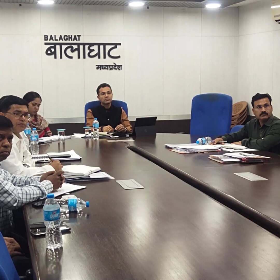 रबी फसलों का उत्पादन बढ़ाने कम पानी में पकने वाली फसलों की बोवनी को दें बढ़ावा
एपीसी की बैठक में खाद-बीज की उपलब्धता, फसल बीमा, पशुपालन, उद्यानिकी एवं मत्स्य पालन योजनाओं की समीक्षा
कृषि उत्पादन आयुक्त श्री के.सी. गुप्ता की अध्यक्षता में गुरुवार को जबलपुर संभाग के जिलों की एपीसी (कृषि उत्पादन आयुक्त) बैठक वीडियो कॉन्फ्रेंसिंग के माध्यम से आयोजित की गई। बैठक में रबी फसलों का उत्पादन बढ़ाने, किसानों की आय में वृद्धि करने, खाद-बीज की उपलब्धता सुनिश्चित करने तथा कृषि के साथ पशुपालन, उद्यानिकी और मत्स्य पालन गतिविधियों को प्रोत्साहित करने के संबंध में निर्देश दिए गए।
बैठक में कृषि विभाग के सचिव श्री निशांत बरवड़े, सहकारिता विभाग के प्रमुख सचिव श्री डी.पी. आहूजा, जबलपुर संभाग के कमिश्नर श्री धनंजय सिंह सहित संभाग के सभी जिलों के कलेक्टर, जिला पंचायत के मुख्य कार्यपालन अधिकारी तथा संबंधित विभागों के अधिकारी शामिल हुए। बालाघाट के एनआईसी वीडियो कॉन्फ्रेंस कक्ष में कलेक्टर श्री आदित्य सिंह, जिला पंचायत की मुख्य कार्यपालन अधिकारी सुश्री तनुश्री मीणा तथा कृषि, पशुपालन, मत्स्य पालन, उद्यानिकी एवं सहकारिता विभाग के अधिकारी उपस्थित रहे।