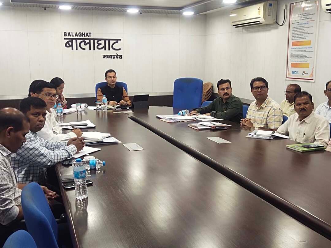 #बालाघाट
रबी फसलों का उत्पादन बढ़ाने कम पानी में पकने वाली फसलों की बोवनी को दें बढ़ावा
एपीसी की बैठक में खाद-बीज की उपलब्धता, फसल बीमा, पशुपालन, उद्यानिकी एवं मत्स्य पालन योजनाओं की समीक्षा
कृषि उत्पादन आयुक्त श्री के.सी. गुप्ता की अध्यक्षता में गुरुवार को जबलपुर संभाग के जिलों की एपीसी (कृषि उत्पादन आयुक्त) बैठक वीडियो कॉन्फ्रेंसिंग के माध्यम से आयोजित की गई। बैठक में रबी फसलों का उत्पादन बढ़ाने, किसानों की आय में वृद्धि करने, खाद-बीज की उपलब्धता सुनिश्चित करने तथा कृषि के साथ पशुपालन, उद्यानिकी और मत्स्य पालन गतिविधियों को प्रोत्साहित करने के संबंध में निर्देश दिए गए।
बैठक में कृषि विभाग के सचिव श्री निशांत बरवड़े, सहकारिता विभाग के प्रमुख सचिव श्री डी.पी. आहूजा, जबलपुर संभाग के कमिश्नर श्री धनंजय सिंह सहित संभाग के सभी जिलों के कलेक्टर, जिला पंचायत के मुख्य कार्यपालन अधिकारी तथा संबंधित विभागों के अधिकारी शामिल हुए। बालाघाट के एनआईसी वीडियो कॉन्फ्रेंस कक्ष में कलेक्टर श्री आदित्य सिंह, जिला पंचायत की मुख्य कार्यपालन अधिकारी सुश्री तनुश्री मीणा तथा कृषि, पशुपालन, मत्स्य पालन, उद्यानिकी एवं सहकारिता विभाग के अधिकारी उपस्थित रहे।
बैठक में कम वर्षा को देखते हुए रबी सीजन में कम पानी में पकने वाली फसलों, विशेषकर सरसों एवं अलसी की खेती को अधिक से अधिक रकबे में अपनाने के लिए किसानों को प्रोत्साहित करने के निर्देश दिए गए। किसानों को समय पर बीज उपलब्ध कराने तथा शासकीय संस्थाओं के माध्यम से गुणवत्तापूर्ण बीज की आपूर्ति सुनिश्चित करने पर जोर दिया गया।
खाद की उपलब्धता सुनिश्चित करने के निर्देश
बैठक में बताया गया कि किसानों के लिए रासायनिक खाद पर्याप्त मात्रा में उपलब्ध है। खाद वितरण में सुविधा के लिए कृषि विकास पोर्टल के माध्यम से खाद का उठाव करने की व्यवस्था के संबंध में जानकारी दी गई। खाद विक्रय केंद्रों पर पीओएस मशीनों की संख्या बढ़ाने तथा अवकाश के दिनों में भी मार्केटिंग फेडरेशन और सहकारी समितियों के कार्यालय खुले रखने के निर्देश दिए गए, ताकि किसानों को खाद प्राप्त करने में परेशानी न हो। बैठक में यह भी स्पष्ट किया गया कि सीमावर्ती क्षेत्रों के किसान आवश्यकता पड़ने पर अपने नजदीकी पड़ोसी जिले की सहकारी समिति से भी खाद प्राप्त कर सकते हैं। इस पर कोई प्रतिबंध नहीं है।
अमानक खाद-बीज की बिक्री रोकने अभियान चलाएं
किसानों को खाद, बीज और कीटनाशक उत्तम गुणवत्ता के उपलब्ध कराने तथा अमानक कृषि आदान सामग्री की बिक्री पर रोक लगाने के निर्देश दिए गए। इसके लिए विक्रेता प्रतिष्ठानों का नियमित निरीक्षण करने, खाद एवं बीज के अधिक से अधिक नमूने लेकर प्रयोगशालाओं में जांच के लिए भेजने को कहा गया।
अधिकारियों को फसल अवशेष जलाने से होने वाले नुकसान के प्रति किसानों को जागरूक करने के निर्देश भी दिए गए। बताया गया कि नरवाई जलाने से आग लगने की घटनाओं के साथ वायु प्रदूषण बढ़ता है और मिट्टी की उर्वरा क्षमता प्रभावित होती है। फसलों की कटाई करने वाले हार्वेस्टर में कटर लगाना अनिवार्य है। इस निर्देश का सख्ती से पालन सुनिश्चित करने को कहा गया। बैठक में प्रधानमंत्री फसल बीमा योजना सहित फसल बीमा योजनाओं से अधिक से अधिक किसानों को जोड़ने तथा फसल कटाई प्रयोगों को निर्धारित प्रक्रिया के अनुसार संपन्न कराने पर भी जोर दिया गया।
किसानों, पशुपालकों और मत्स्य पालकों को मिले किसान क्रेडिट कार्ड
बैठक में किसानों, पशुपालकों तथा मत्स्य पालन करने वाले हितग्राहियों को किसान क्रेडिट कार्ड उपलब्ध कराने के निर्देश दिए गए। डिफाल्टर हो चुके किसानों को दोबारा वित्तीय व्यवस्था की मुख्यधारा से जोड़ने के लिए कवच योजना का लाभ दिलाने पर जोर दिया गया। दुग्ध सहकारी समितियों के सभी खाते सहकारी बैंक में खुलवाने तथा समिति के प्रत्येक सदस्य का खाता भी सहकारी बैंक में सुनिश्चित करने के निर्देश दिए गए। इसके साथ ही सहकारी बैंकों की ऋण वसूली की स्थिति पर ध्यान देने को कहा गया।
मत्स्य पालन में बालाघाट के 7,248 पंजीयन
बैठक में मध्यप्रदेश एकीकृत अधोसंरचना-2025 के अंतर्गत जिलेवार कार्यों की समीक्षा की गई। मत्स्य पालन विभाग की उपलब्धियों की जानकारी देते हुए बताया गया कि बालाघाट जिले में फिशरीज डिजिटल प्लेटफॉर्म पर 7,248 पंजीयन किए गए हैं। मुख्यमंत्री समृद्धि कछुआ योजना के अंतर्गत समेकित मत्स्य पालन के लिए निर्धारित 14 भौतिक लक्ष्यों में से 8 कार्य पूर्ण पाए गए। अधिकारियों को मत्स्य पालन से जुड़े हितग्राहियों को विभागीय योजनाओं का लाभ दिलाने तथा निर्धारित लक्ष्यों की पूर्ति के लिए प्रभावी प्रयास करने के निर्देश दिए गए।
उद्यानिकी फसलों के क्षेत्रफल और उत्पादन में वृद्धि पर जोर
उद्यानिकी विभाग की समीक्षा के दौरान जिले में उद्यानिकी फसलों के क्षेत्रफल एवं उत्पादन के आधार पर विभागीय योगदान बढ़ाने के निर्देश दिए गए। इसके लिए क्लस्टर आधारित फसल प्रबंधन को प्रोत्साहित करने तथा मुख्यमंत्री मूल्य संवर्धन एवं उद्यम उन्नयन योजना की प्रगति की समीक्षा की गई। अधिकारियों से योजनाओं का लाभ पात्र हितग्राहियों तक पहुंचाने और उद्यानिकी गतिविधियों के विस्तार के लिए कार्य करने को कहा गया।
पशुओं के स्वास्थ्य और नस्ल सुधार पर ध्यान दें
पशुपालन एवं डेयरी विभाग की समीक्षा में पशुओं के स्वास्थ्य और नस्ल सुधार पर विशेष ध्यान देने के निर्देश दिए गए। डॉ. भीमराव अंबेडकर कामधेनु योजना के अंतर्गत बालाघाट जिले में बैंकों द्वारा किए गए ऋण वितरण की जानकारी ली गई। मुख्यमंत्री दुधारू पशुपालन योजना के तहत वर्ष 2025-26 में प्राप्त 30 प्रकरणों की समीक्षा की गई। इसके साथ ही मुख्यमंत्री वृंदावन ग्राम योजना पर भी चर्चा की गई। बेहतर दुग्ध उत्पादन के लिए पशुओं को पारंपरिक भूसे के स्थान पर साइलेज यानी संरक्षित हरा चारा खिलाने पर जोर दिया गया। अधिकारियों को पशुपालन एवं डेयरी से संबंधित योजनाओं का प्रभावी क्रियान्वयन सुनिश्चित करने के निर्देश दिए गए।
बैठक में कृषि, उद्यानिकी, पशुपालन, डेयरी और मत्स्य पालन गतिविधियों के माध्यम से किसानों की आय बढ़ाने तथा ग्रामीण क्षेत्रों में रोजगार एवं आजीविका के अवसरों का विस्तार करने पर जोर दिया गया। साथ ही सभी संबंधित विभागों को निर्धारित लक्ष्यों की समय-सीमा में पूर्ति सुनिश्चित करने के निर्देश दिए गए।
#CMMadhyaPradesh
#JansamparkMP
#minmpkrishi
#jbpcommissioner
