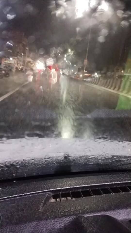 उत्तर प्रदेश और एनसीआर में मौसम ने अचानक करवट ले ली है। मौसम विभाग के तूफान और भारी बारिश के अलर्ट के बीच बागपत में भी बारिश का असर साफ तौर पर देखने को मिल रहा है।
आप तस्वीरों में देख सकते हैं कि किस तरह आसमान में काले बादल छाए हुए हैं और लगातार हो रही बारिश ने मौसम का मिजाज पूरी तरह बदल दिया है।
मौसम विभाग की ओर से एनसीआर क्षेत्र में भारी बारिश को लेकर अलर्ट जारी किया गया है। ऐसे में बागपत के लोगों को भी सतर्क रहने की जरूरत है।
बारिश के चलते सड़कों पर जलभराव, यातायात प्रभावित होने और फिसलन जैसी समस्याएं सामने आ सकती हैं।
एक तरफ करवा चौथ का त्योहार है, तो दूसरी तरफ मौसम की बेरुखी लोगों की मुश्किलें बढ़ा रही है।
ऐसे में पुलिस और यातायात कर्मियों की जिम्मेदारी भी बढ़ गई है। लोगों से अपील है कि अनावश्यक रूप से घरों से बाहर न निकलें, बारिश के दौरान सावधानी बरतें और मौसम विभाग की एडवाइजरी का पालन करें।
फिलहाल बागपत में मौसम का मिजाज बदला हुआ है। बारिश कब तक जारी रहेगी, इस पर सभी की नजरें बनी हुई हैं।