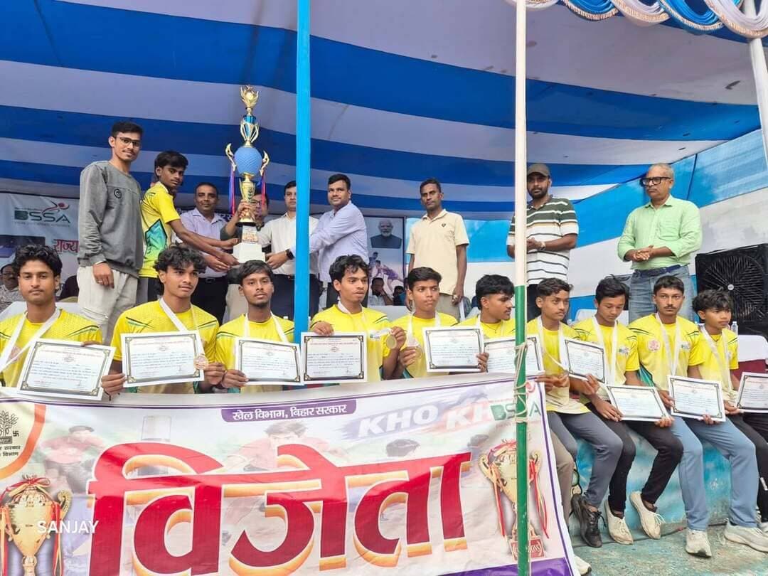 समाहरणालय बक्सर
(जिला जन संपर्क कार्यालय)
प्रेस विज्ञप्ति:- दिनांक 29 अक्टूबर 2026
राज्य स्तरीय विद्यालय खो-खो (बालक) प्रतियोगिता का भव्य समापन, विजेता एवं उपविजेता टीमों को किया गया सम्मानित
आज दिनांक 29 अक्टूबर 2026 को खेल विभाग, बिहार, पटना, बिहार राज्य खेल प्राधिकरण, पटना तथा जिला प्रशासन, बक्सर के संयुक्त तत्वावधान में दिनांक 27 से 29 अक्टूबर 2026 तक एमपी उच्च विद्यालय बक्सर में आयोजित राज्य स्तरीय (अंतर प्रमंडल) विद्यालय खो-खो (बालक) अंडर-14, अंडर-17 एवं अंडर-19 प्रतियोगिता का आज सफलतापूर्वक समापन हुआ।
समापन समारोह में जिला भू-अर्जन पदाधिकारी बक्सर, वरीय उप समाहर्ता बक्सर, जिला खेल पदाधिकारी कैमूर सह संयोजक राज्य खो-खो, बिहार, जिला शिक्षा पदाधिकारी बक्सर, वरीय उप समाहर्ता सह उपाधीक्षक शारीरिक शिक्षा बक्सर एवं जिला कला एवं संस्कृति पदाधिकारी बक्सर की उपस्थिति में प्रतियोगिता का समापन किया गया।
प्रतियोगिता के विभिन्न आयु वर्गों के परिणाम निम्नवत रहे:-
1. अंडर-14 वर्ग: विजेता – भागलपुर प्रमंडल; उपविजेता – BSSA।
2. अंडर-17 वर्ग: विजेता – तिरहुत प्रमंडल; उपविजेता – सारण प्रमंडल।
3. अंडर-19 वर्ग: विजेता – भागलपुर प्रमंडल; उपविजेता – पटना प्रमंडल।
इस अवसर पर प्रतियोगिता के सफल आयोजन एवं संचालन में महत्वपूर्ण योगदान देने वाले सभी सफाई कर्मियों ,सुरक्षा कर्मियों, मेडिकल स्टाफ, तकनीकी पदाधिकारियों, शारीरिक शिक्षा शिक्षकों तथा खेल कार्यालय एवं विभिन्न शाखा के कर्मियों को शॉल एवं मोमेंटो प्रदान कर सम्मानित किया गया।
प्रतियोगिता के सफल आयोजन से खिलाड़ियों को अपनी खेल प्रतिभा प्रदर्शित करने का अवसर मिला। जिला प्रशासन, बक्सर द्वारा प्रतियोगिता के सुव्यवस्थित संचालन एवं खिलाड़ियों को आवश्यक सुविधाएँ उपलब्ध कराने हेतु संबंधित पदाधिकारियों एवं कर्मियों के योगदान की सराहना की गई।
जिला जन संपर्क कार्यालय
बक्सर।
@top fans Information & Public Relations Department, Government of Bihar CMO Bihar Samrat Choudhary Buxar Administration Buxar Police Bihar State Sports Authority - BSSA जिला प्रशासन बक्सर #CMSamrat #IPRD_Bihar #IPRDBihar #BuxarNews #BiharNews #buxarcity #buxarjila #bihar