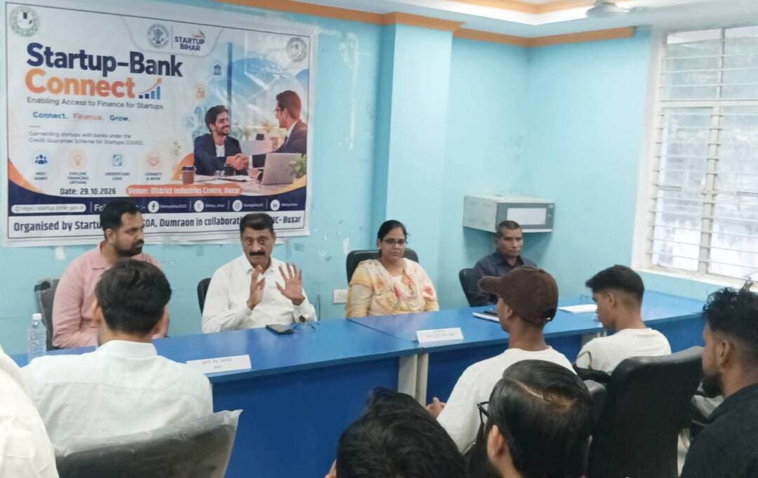 समाहरणालय बक्सर
(जिला जन संपर्क कार्यालय)
प्रेस विज्ञप्ति:- दिनांक 29 अक्टूबर 2026
जिला उद्योग केंद्र, बक्सर में ‘स्टार्टअप बैंक कनेक्ट’ कार्यक्रम आयोजित, उद्यमियों को बैंकिंग सुविधाओं एवं सरकारी योजनाओं की दी गई जानकारी
आज दिनांक 29 अक्टूबर 2026 को नवोदित उद्यमियों एवं स्टार्टअप को बैंकिंग सुविधाओं, वित्तीय सहायता तथा विभिन्न सरकारी योजनाओं से जोड़ने के उद्देश्य से बक्सर में ‘स्टार्टअप बैंक कनेक्ट कार्यक्रम का आयोजन किया गया।
कार्यक्रम का उद्देश्य युवाओं एवं भावी उद्यमियों को उद्यम स्थापना, वित्तीय संसाधनों की उपलब्धता तथा व्यवसाय के विस्तार से संबंधित आवश्यक जानकारी प्रदान करना और उन्हें स्वरोजगार एवं उद्यमिता के लिए प्रोत्साहित करना था।
कार्यक्रम में जिला उद्योग केंद्र बक्सर के महाप्रबंधक, पंजाब नेशनल बैंक, बक्सर के जिला अग्रणी बैंक प्रबंधक , नाबार्ड, बक्सर के जिला विकास प्रबंधक , मार्केटिंग विशेषज्ञ एवं जिला उद्योग केन्द्र बक्सर के परियोजना प्रबंधक सहित संबंधित पदाधिकारी उपस्थित थे।
कार्यक्रम के दौरान प्रतिभागियों को बैंक ऋण की उपलब्धता, वित्तीय सहायता प्राप्त करने की प्रक्रिया, सरकारी योजनाओं के अंतर्गत उपलब्ध सुविधाओं तथा उद्यमों की स्थापना एवं विकास में बैंकिंग संस्थानों की भूमिका के बारे में विस्तार से जानकारी दी गई। साथ ही, उद्यमियों को अपने व्यावसायिक विचारों को व्यवहार्य एवं सफल उद्यम में परिवर्तित करने के लिए उचित वित्तीय योजना तैयार करने, आवश्यक दस्तावेजों की व्यवस्था करने तथा बैंकिंग संस्थानों के साथ प्रभावी समन्वय स्थापित करने के लिए प्रेरित किया गया।
इस अवसर पर उपस्थित पदाधिकारियों ने युवाओं एवं नवोदित उद्यमियों से स्वरोजगार और उद्यमिता के क्षेत्र में आगे आने का आह्वान किया। उन्होंने कहा कि बैंकिंग सुविधाओं, वित्तीय सहायता एवं सरकारी योजनाओं का समुचित लाभ उठाकर नए उद्यम स्थापित करने और मौजूदा व्यवसायों का विस्तार करने की संभावनाओं को साकार किया जा सकता है। इससे न केवल स्थानीय स्तर पर रोजगार के अवसरों में वृद्धि होगी, बल्कि जिले के औद्योगिक विकास और आर्थिक प्रगति को भी गति मिलेगी।
कार्यक्रम में बैंकिंग संस्थानों एवं उद्यमियों के बीच बेहतर समन्वय स्थापित करने, वित्तीय सहायता से संबंधित जानकारी का प्रसार करने तथा उद्यमिता के लिए अनुकूल वातावरण विकसित करने पर विशेष जोर दिया गया।
‘स्टार्टअप बैंक कनेक्ट' कार्यक्रम जिला स्तर पर उद्यमिता को प्रोत्साहित करने, युवाओं को स्वरोजगार के अवसरों से परिचित कराने तथा उद्यमियों को वित्तीय सहायता प्राप्त करने की दिशा में मार्गदर्शन प्रदान करने की एक महत्वपूर्ण पहल है।
जिला जन संपर्क कार्यालय
बक्सर।
@top fans Industries Department, Bihar Information & Public Relations Department, Government of Bihar Buxar Administration Buxar Police CMO Bihar Samrat Choudhary जिला प्रशासन बक्सर #CMSamrat #bihar #IPRDBihar #IPRD_Bihar #BuxarNews #buxarcity #buxarjila #BiharNews