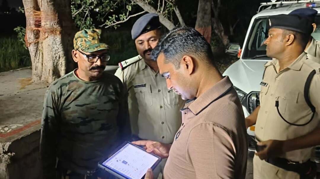 रात में कोर्ट परिसर, कोषागार और दो थानों का निरीक्षण, सुरक्षा व्यवस्था का लिया जायजा
जहानाबाद : पुलिस अधीक्षक के निर्देश पर 28 अक्टूबर की रात अनुमंडल पुलिस पदाधिकारी सदर, जहानाबाद ने जिले के विभिन्न महत्वपूर्ण स्थलों और पुलिस इकाइयों का निरीक्षण किया। इस दौरान कोर्ट परिसर, कोषागार, पर्यवेक्षण गृह, नगर थाना और शकूराबाद थाना की सुरक्षा व्यवस्था का जायजा लिया गया। वहीं, परसबिगहा में गश्ती दल की जांच कर पुलिस की सक्रियता भी परखी गई।
निरीक्षण के क्रम में विधि-व्यवस्था की स्थिति, रात्रि गश्ती और सुरक्षा इंतजामों की समीक्षा की गई। पुलिस पदाधिकारी ने संबंधित अधिकारियों और कर्मियों को सतर्कता के साथ ड्यूटी करने, नियमित गश्ती सुनिश्चित करने तथा अपराध नियंत्रण के लिए आवश्यक निर्देश दिए। साथ ही संदिग्ध गतिविधियों पर कड़ी नजर रखने और आम लोगों की सुरक्षा को प्राथमिकता देने को कहा गया।
पुलिस का उद्देश्य रात्रि के समय सुरक्षा व्यवस्था को मजबूत बनाए रखना और अपराध पर प्रभावी नियंत्रण सुनिश्चित करना है।