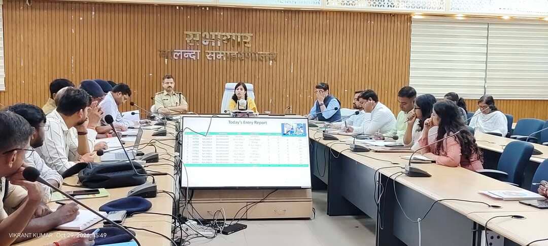 प्रेस विज्ञप्ति
स्थान : नालंदा
दिनांक–29 अक्टूबर 2026
जिला जनसंपर्क कार्यालय, नालंदा
विधि-व्यवस्था, भूमि विवाद एवं सड़क सुरक्षा की समीक्षा, लंबित मामलों के त्वरित निष्पादन पर जोर
• दीपावली, धनतेरस और छठ पर्व को लेकर सतर्कता बरतने तथा छठ घाटों पर आवश्यक व्यवस्थाएं समय से पूरी करने का निर्देश
*बिहारशरीफ (नालंदा)*। समाहरणालय, नालंदा स्थित हरदेव भवन में जिलाधिकारी श्रीमती उदिता सिंह एवं पुलिस अधीक्षक श्री हृदयकांत की संयुक्त अध्यक्षता में जिला स्तरीय समीक्षा बैठक आयोजित की गई। बैठक में विधि-व्यवस्था, भूमि विवादों के निष्पादन, मद्यनिषेध, खनन, नीलाम पत्र वादों तथा सड़क सुरक्षा से जुड़े मामलों की समीक्षा की गई। साथ ही आगामी दीपावली, धनतेरस एवं छठ पर्व के दौरान शांति, सुरक्षा और आम लोगों की सुविधा सुनिश्चित करने को लेकर आवश्यक निर्देश दिए गए।
बैठक में भूमि विवादों से संबंधित लंबित मामलों की स्थिति की समीक्षा करते हुए उनके निष्पादन में तेजी लाने पर जोर दिया गया। संबंधित पदाधिकारियों एवं पुलिस अधिकारियों को आपसी समन्वय के साथ मामलों की नियमित निगरानी करने तथा भूमि विवादों के कारण उत्पन्न होने वाली समस्याओं का समय पर समाधान सुनिश्चित करने का निर्देश दिया गया।
नीलाम पत्र वादों और लंबित मामलों में भी नियमानुसार आवश्यक कार्रवाई करते हुए प्रगति लाने पर बल दिया गया। नीलाम पत्र से संबंधित मामलों की समीक्षा के दौरान बिहारशरीफ एवं परवलपुर में लंबित मामलों के निष्पादन में तेजी लाने का निर्देश दिया गया। संबंधित अधिकारियों से आपसी समन्वय के साथ लंबित मामलों की प्रगति सुनिश्चित करने को कहा गया।
मद्यनिषेध के प्रभावी क्रियान्वयन को लेकर पुलिस एवं उत्पाद विभाग की कार्रवाई की समीक्षा की गई। अवैध शराब के विरुद्ध सूचना के आधार पर समन्वित कार्रवाई करने तथा संबंधित मामलों में आगे की प्रक्रिया समयबद्ध ढंग से पूरी करने पर जोर दिया गया। अवैध खनन के मामलों में भी निगरानी बनाए रखने और नियमों के उल्लंघन पर नियमानुसार कार्रवाई सुनिश्चित करने के निर्देश दिए गए।संगठित रूप से इस गतिविधि में संलिप्त लोगों पर प्रभावी कार्रवाई करने तथा ऐसे क्षेत्रों पर विशेष ध्यान देने की आवश्यकता बताई, जहां मद्यनिषेध के प्रयासों में चुनौतियां सामने आ रही हैं। आगामी पर्वों के दौरान बाहर से लोगों के आने-जाने की संभावना को देखते हुए संबंधित विभागों एवं पुलिस पदाधिकारियों को सतर्कता और आपसी समन्वय बनाए रखने को कहा गया।
सड़क सुरक्षा की समीक्षा के दौरान दुर्घटनाओं के कारणों की पहचान, संवेदनशील स्थलों पर आवश्यक सुधार, यातायात संकेतकों की उपलब्धता, आसान हिन्दी भाषा में दो से चार शब्दों में सूचना तथा वाहन चालकों द्वारा निर्धारित गति सीमा का पालन सुनिश्चित करने पर विशेष ध्यान दिया गया। दुर्घटनाओं से जुड़े आंकड़ों को अद्यतन रखने और लंबित प्रविष्टियों को पूरा करने के साथ-साथ सड़क दुर्घटनाओं में कमी लाने के लिए समन्वित प्रयास करने को कहा गया।
आगामी पर्वों को देखते हुए छठ घाटों पर साफ-सफाई, प्रकाश, सुरक्षा एवं अन्य आवश्यक व्यवस्थाओं को समय से पूरा करने पर जोर दिया गया। अधिकारियों को अपने-अपने क्षेत्र में तैयारियों की निगरानी करने तथा आम श्रद्धालुओं की सुविधा और सुरक्षा को प्राथमिकता देने का निर्देश दिया गया। विभिन्न अनुमंडलों के प्रमुख घाटों पर आने वाले श्रद्धालुओं की संभावित संख्या तथा वहां उपलब्ध व्यवस्थाओं की जानकारी ली गई। जिलाधिकारी ने कहा कि वे शीघ्र ही छठ घाटों का निरीक्षण करेंगी। इसे देखते हुए संबंधित पदाधिकारी घाटों की साफ-सफाई एवं अन्य आवश्यक व्यवस्थाओं को समय रहते दुरुस्त करें, ताकि श्रद्धालुओं को किसी प्रकार की असुविधा न हो।
बैठक के अंत में जिलाधिकारी एवं पुलिस अधीक्षक ने दुर्गापूजा के शांतिपूर्ण आयोजन में योगदान देने वाले सभी संबंधित अधिकारियों एवं कर्मियों के कार्यों की सराहना की। उन्होंने आगामी दीपावली, धनतेरस एवं छठ पर्व के दौरान भी इसी समन्वय, तत्परता और जिम्मेदारी के साथ कार्य करने के लिए अधिकारियों को प्रोत्साहित किया, ताकि सभी पर्व शांतिपूर्ण एवं सुरक्षित वातावरण में संपन्न हो सकें।
Samrat Choudhary
CMO Bihar
Information & Public Relations Department, Government of Bihar
Revenue and Land Reforms Dept, Govt. of Bihar
Prohibition,Excise & Registration Department, Bihar
Transport Department, Government of Bihar
नालन्दा पुलिस