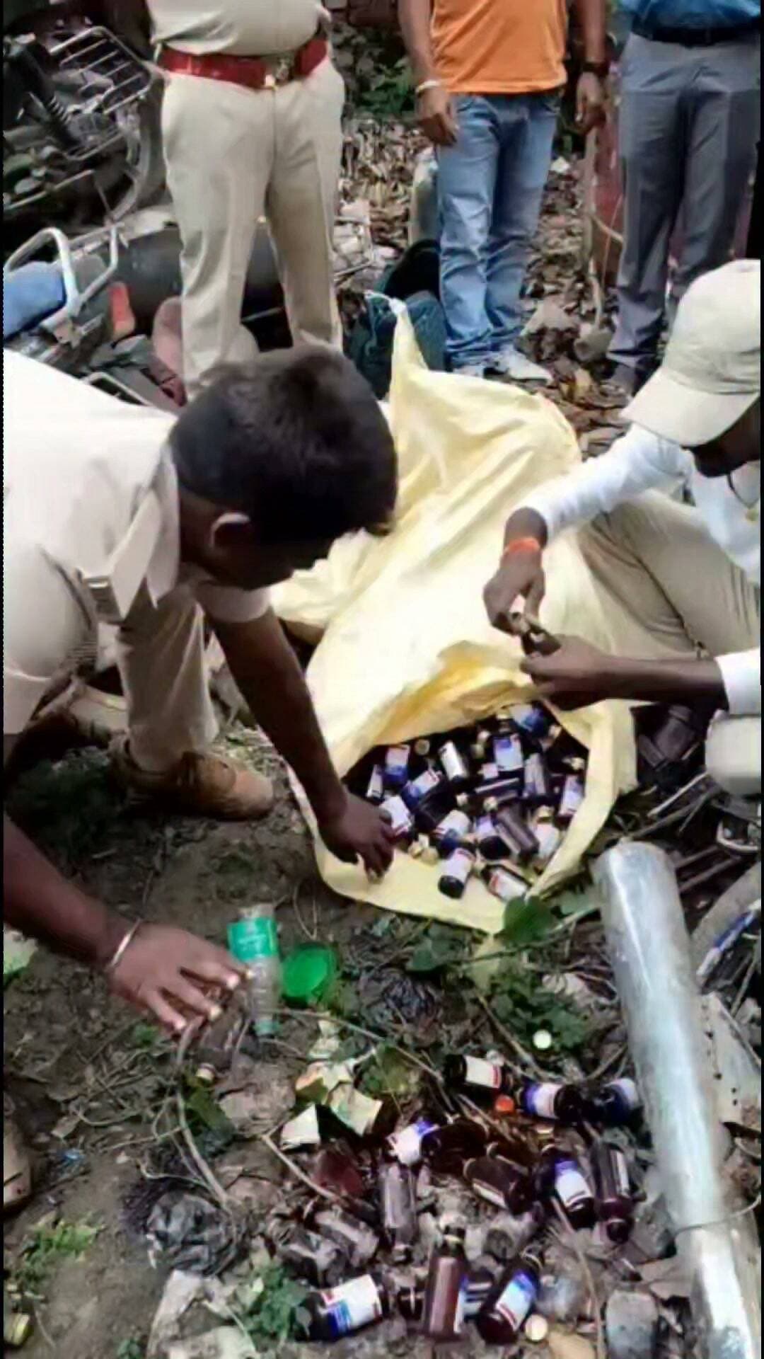 बनमा ईटहरी थाने में 59 लीटर प्रतिबंधित कफ सिरप समेत शराब का विनष्टीकरण, अधिकारियों की मौजूदगी में हुई कार्रवाई..
#saharsa #BanmaItahari #BiharPolice #BiharNews #LiquorDestruction #ExciseDepartment #ShareThisPost