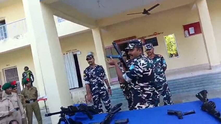 सुरसंड में एनसीसी कैडेट्स को दिया गया हथियार प्रशिक्षण, वार्षिक प्रशिक्षण शिविर का आयोजन
सुरसंड (सीतामढ़ी)। सुरसंड स्थित मॉडल विद्यालय सरयू उच्च विद्यालय में द्वितीय बिहार बटालियन एनसीसी, मुजफ्फरपुर की ओर से वार्षिक प्रशिक्षण शिविर का आयोजन किया गया है। शिविर के दौरान एनसीसी कैडेट्स को हथियार प्रशिक्षण दिया गया, जिसमें उन्हें सैन्य प्रशिक्षण से जुड़ी महत्वपूर्ण जानकारियां प्रदान की गईं।
इस प्रशिक्षण शिविर का उद्देश्य कैडेट्स में अनुशासन, आत्मविश्वास, नेतृत्व क्षमता और देशसेवा की भावना को मजबूत करना है। एनसीसी प्रशिक्षण के माध्यम से कैडेट्स को शारीरिक एवं मानसिक रूप से सशक्त बनाने के साथ-साथ जिम्मेदार नागरिक बनने के लिए भी प्रेरित किया जा रहा है।
#Sursand #SitamarhiNews #NCC #NCCTraining #BiharNews #सीतामढ़ी #सुरसंड