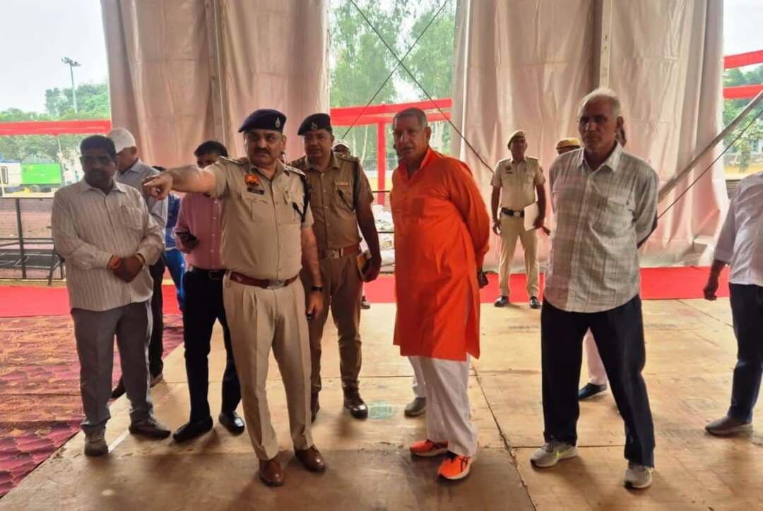 एशियाई और पैरा एशियाई खिलाडिय़ों के सम्मान में भीम स्टेडियम में 30 अक्टूबर को 11 बजे प्रदेश स्तरीय भव्य समारोह का आयोजन किया जा रहा है, जिसमें मुख्यमंत्री श्री नायब सिंह सैनी मुख्य अतिथि के रूप में शामिल हो रहे हैं। मुख्यमंत्री खिलाडिय़ों को करीब 185 करोड़ रुपए की राशि ईनाम स्वरूप प्रदान करेंगे। इसके साथ ही प्रधानमंत्री श्री नरेंद्र मोदी द्वारा गुजरात के बनासकांठा से देशभर के किसानों को किसान सम्मान निधि योजना की 24 वीं किस्त जारी करने का सीधा प्रसारण पंचायत भवन, भिवानी में नौ बजे दिखाया जाएगा। जिसमें मुख्यमंत्री श्री नायब सिंह सैनी मुख्य अतिथि के रूप में शामिल हो रहे हैं। जिला प्रशासन द्वारा दोनों कार्यक्रमों की तैयारियां पूरी कर ली गई हैं। सांसद चौ. धर्मबीर सिंह, डीसी साहिल गुप्ता और एसपी मयंक मिश्रा ने भीम स्टेडियम में पहुंचकर तैयारियों का जायजा लिया। मुख्यमंत्री 30 अक्टूबर को भिवानी के लिए करोंड़ों रुपए की सौगात देगे। मुख्यमंत्री 8 परियोजनाओं का उद्घाटन व शिलान्यास करेंगे।