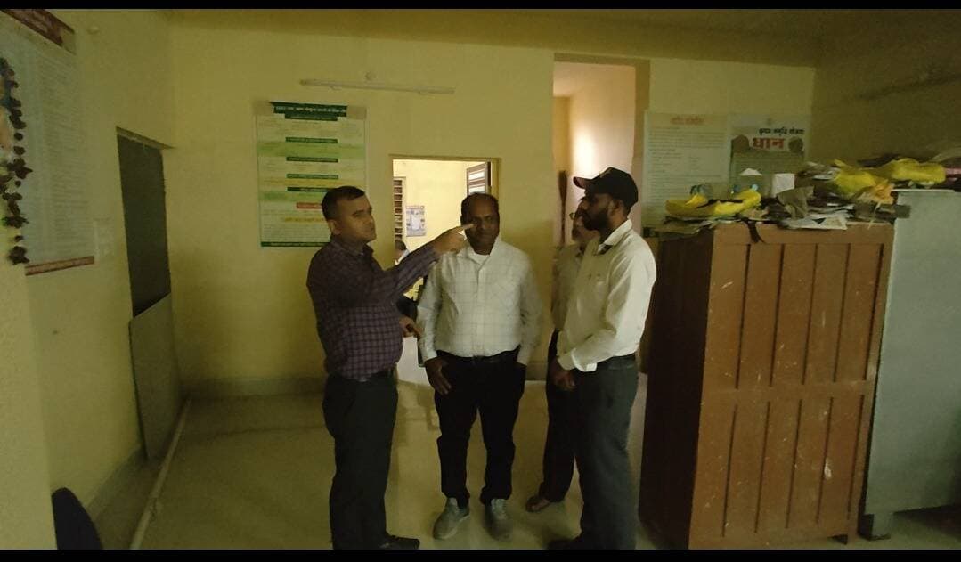 पटेरा में बीज वितरण व्यवस्था सुधारने अधिकारियों ने संभाली कमान
=
पटेरा में बुधवार को बीज वितरण के दौरान सामने आई अव्यवस्था के बाद गुरुवार को किसानों को व्यवस्थित तरीके से बीज उपलब्ध कराने के लिए अधिकारियो ने वितरण व्यवस्था की निगरानी अपने हाथ में ली।
दमोह से सहायक संचालक कृषि विभाग जे.एल प्रजापति पटेरा स्थित कृषि कार्यालय पहुंचे और बीज वितरण व्यवस्था का जायजा लिया। किसानों की सुविधा एवं व्यवस्था बनाए रखने के लिए पटेरा पुलिस बल के साथ राजस्व विभाग के पटवारी और कोटवार भी तैनात रहे। अधिकारियों की मौजूदगी में किसानों को व्यवस्थित तरीके से बीज वितरण कराने के प्रयास किए गए।