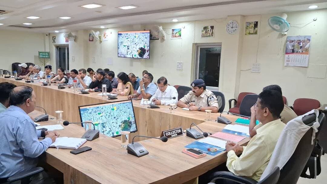 फुटपाथ पर दुकानें लगाने और सड़क पर सामान रखने से यातायात बाधित न हो - कलेक्टर श्री यादव
==
दीपावली पर यातायात व्यवस्था सुचारु रखने तीन नए पार्किंग स्थल होंगे शुरू
==
व्यापारियों की समस्याओं का समाधान कर यातायात व्यवस्था बेहतर बनाने पर जोर
==
सड़क सुरक्षा समिति की बैठक में कलेक्टर के निर्देश,
==
सड़कों के गड्ढे और पुलों की खामियां होंगी दूर
==
दीपावली पर्व के दौरान शहर में यातायात व्यवस्था सुचारु बनाए रखने और नागरिकों को सुरक्षित आवागमन की सुविधा उपलब्ध कराने के उद्देश्य से सड़क सुरक्षा समिति की बैठक आयोजित की गई। बैठक में कलेक्टर प्रताप नारायण यादव ने संबंधित अधिकारियों को सड़क के गड्ढों की मरम्मत कराने तथा शहर में व्यवस्थित पार्किंग की व्यवस्था सुनिश्चित करने के निर्देश दिए। इस अवसर पर पुलिस अधीक्षक आनंद कलादगि खासतौर पर मौजूद रहे।
कलेक्टर श्री यादव ने कहा सभी नागरिकों को सुरक्षित यातायात उपलब्ध कराना प्रशासन की प्राथमिकता है। सड़कों पर जहां भी गड्ढे हैं, उन्हें समय पर भरवाया जाए। पुलों में कई स्थानों पर सरिया/ तार निकले होने की शिकायतें मिली हैं, जिनका निराकरण कर सुरक्षा सुनिश्चित की जाए। दीपावली के दौरान बाजारों में बढ़ने वाली भीड़ को देखते हुए चयनित तीन नए पार्किंग स्थलों को चालू कराने के लिए नगरपालिका सीएमओ को निर्देशित किया गया है।
फुटपाथ और सड़क पर अतिक्रमण हटाने पर जोर
कलेक्टर ने कहा फुटपाथ पर दुकानें लगाने से यातायात प्रभावित होता है और जाम की स्थिति निर्मित होती है। इसे व्यवस्थित करने के लिए दुकानदारों को तहसील परिसर में दुकानें लगाने की सुविधा उपलब्ध कराने का निर्णय लिया गया है। उन्होंने व्यापारियों से अपील की कि वे अपनी दुकानों की निर्धारित सीमा तक ही सामान रखें और सड़क पर सामान फैलाकर न रखें, ताकि आम नागरिकों को असुविधा न हो तथा यातायात सुचारु बना रहे।
श्रीखंड स्कूल परिसर में पार्किंग की व्यवस्था बनाने के निर्देश
कलेक्टर ने श्रीखंड स्कूल परिसर में मौजूद अतिक्रमण हटाने तथा वहां की खराब स्थिति वाली बिल्डिंग का निरीक्षण कराने के निर्देश दिए। उन्होंने कहा परिसर को पार्किंग के लिए उपयोगी बनाने पर काम किया जाए, जिससे नागरिक अपने वाहन सुरक्षित स्थान पर खड़े कर सकें और आसानी से बाजार में खरीदारी कर सकें। इससे बाजार क्षेत्र में वाहनों का दबाव कम होगा और यातायात व्यवस्था बेहतर बनेगी।
ऑटो पार्किंग व्यवस्था को भी बनाया जाएगा सुविधाजनक
श्री यादव ने कहा अंबेडकर चौराहा के पास निर्धारित ऑटो पार्किंग व्यवस्था को भी बेहतर बनाने पर जोर दिया जाये। प्रयास किया जाएगा कि नागरिकों को कम दूरी पैदल चलना पड़े और ऑटो संचालन के साथ यातायात व्यवस्था भी व्यवस्थित बनी रहे।
बैठक में व्यापारियों ने भी अपनी समस्याएं रखीं, जिनके समाधान पर चर्चा की गई। कलेक्टर ने कहा प्रशासन का प्रयास है कि यातायात व्यवस्था सुचारु रहने के साथ व्यापारियों का कारोबार भी प्रभावित न हो और आम नागरिकों को बाजार में आसानी से आवश्यक सामान उपलब्ध हो सके।