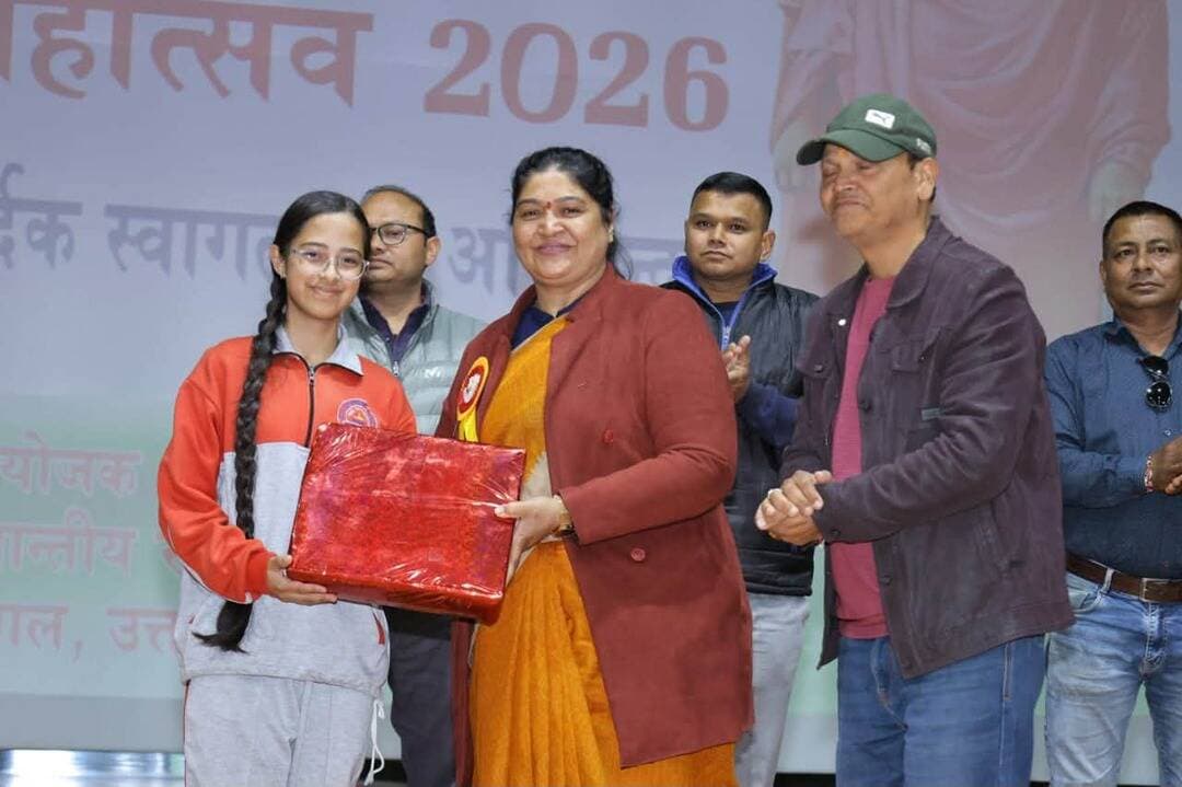 पौड़ी युवा महोत्सव का समापन, छह विधाओं में प्रतिभाओं ने दिखाया हुनर
पौड़ी में आयोजित दो दिवसीय जनपद स्तरीय युवा महोत्सव-2026 का समापन हो गया। लोक नृत्य में थलीसैंण, कविता लेखन में बीरोंखाल और लोकगीत में पाबौ विकासखंड ने प्रथम स्थान हासिल किया।
वहीं, चित्रकला में कल्जीखाल के सुमित, नुक्कड़ नाटक में पोखड़ा और भाषण प्रतियोगिता में संजना ने बाजी मारी। नगर पालिका अध्यक्ष हिमानी नेगी ने विजेता प्रतिभागियों को सम्मानित किया।
उन्होंने कहा कि युवा महोत्सव युवाओं को अपनी प्रतिभा दिखाने और उत्तराखंड की समृद्ध लोक संस्कृति एवं परंपराओं को आगे बढ़ाने का बेहतर मंच प्रदान करता है।
#पौड़ीगढ़वाल #युवामहोत्सव2026 #उत्तराखंड #लोकसंस्कृति #युवाप्रतिभा