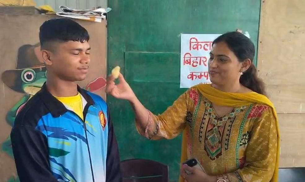 झालमुरी बेचने वाले के बेटे प्रिंस कुमार का अंतरराष्ट्रीय टीम में चयन, पेनकैक सिलाट में भारत का प्रतिनिधित्व करेंगे भागलपुर के खिलाड़ी..... see more