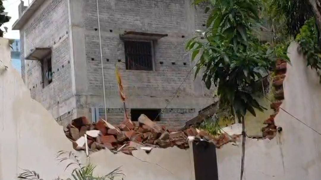 धनबाद में कुबेर होटल की बाउंड्री वॉल तोड़ने पर बवाल, बार एसोसिएशन ने उठाए प्रशासन की कार्रवाई पर सवाल......see more
