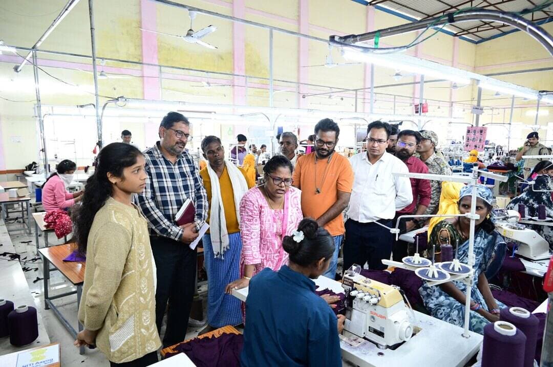 युवाओं के कौशल विकास से आत्मनिर्भरता की नई राह
कलेक्टर श्रीमती नूपुर राशि पन्ना ने फरसगांव विकासखंड के ग्राम कोनगुड़ स्थित आकांक्षा ग्रामीण कौशल एवं नवाचार केंद्र का निरीक्षण कर प्रशिक्षण प्राप्त कर रहीं युवतियों से संवाद किया और प्रशिक्षण की गुणवत्ता एवं सुविधाओं की जानकारी ली।
केंद्र के माध्यम से युवाओं को डाटा एंट्री, राजमिस्त्री, प्लंबिंग, किसान ड्रोन ऑपरेशन, सोलर पैनल स्थापना, इलेक्ट्रीशियन एवं मेटल क्राफ्ट सहित विभिन्न रोजगारपरक क्षेत्रों में प्रशिक्षण दिया जाएगा। गारमेंट फैक्ट्री इकाई शुरू होने से स्थानीय युवाओं के लिए रोजगार के नए अवसर भी उपलब्ध होंगे।
कलेक्टर ने युवाओं को स्थानीय स्तर पर प्रशिक्षण प्राप्त कर आत्मनिर्भर बनने के लिए प्रेरित किया। साथ ही, प्रशिक्षणार्थियों की सुविधा के लिए आवासीय व्यवस्था एवं बस सुविधा सुनिश्चित करने पर जोर दिया।
#Kondagaon #कौशल_विकास #रोजगार #आत्मनिर्भर_भारत