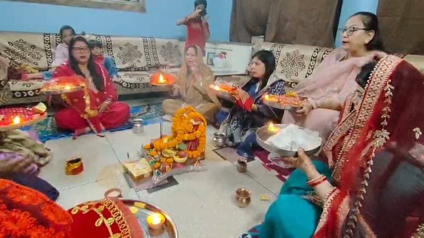 मिर्जापुर में करवा चौथ की पूजा और कथा सुनती सुहागन महिलाएं
